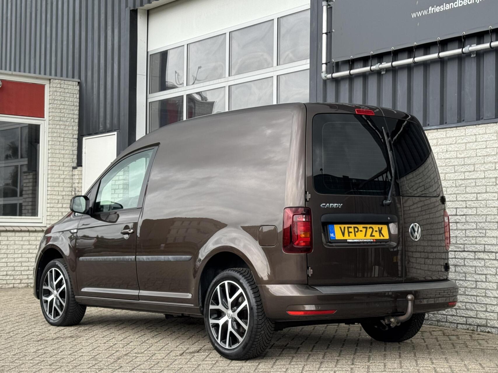 Foto van Volkswagen Caddy Modified Partition Wall