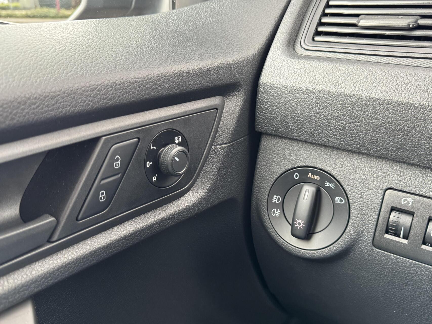 Foto van Volkswagen Caddy Modified Partition Wall