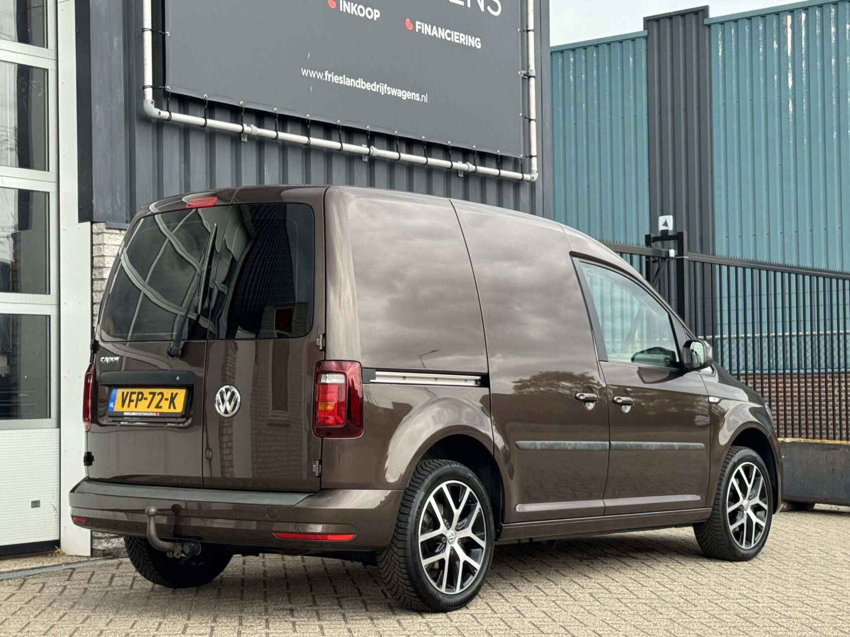 Foto van Volkswagen Caddy Modified Partition Wall