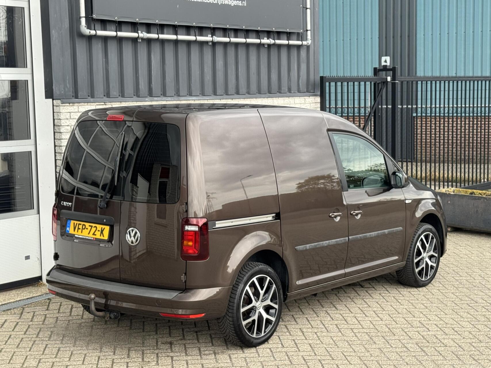 Foto van Volkswagen Caddy Modified Partition Wall