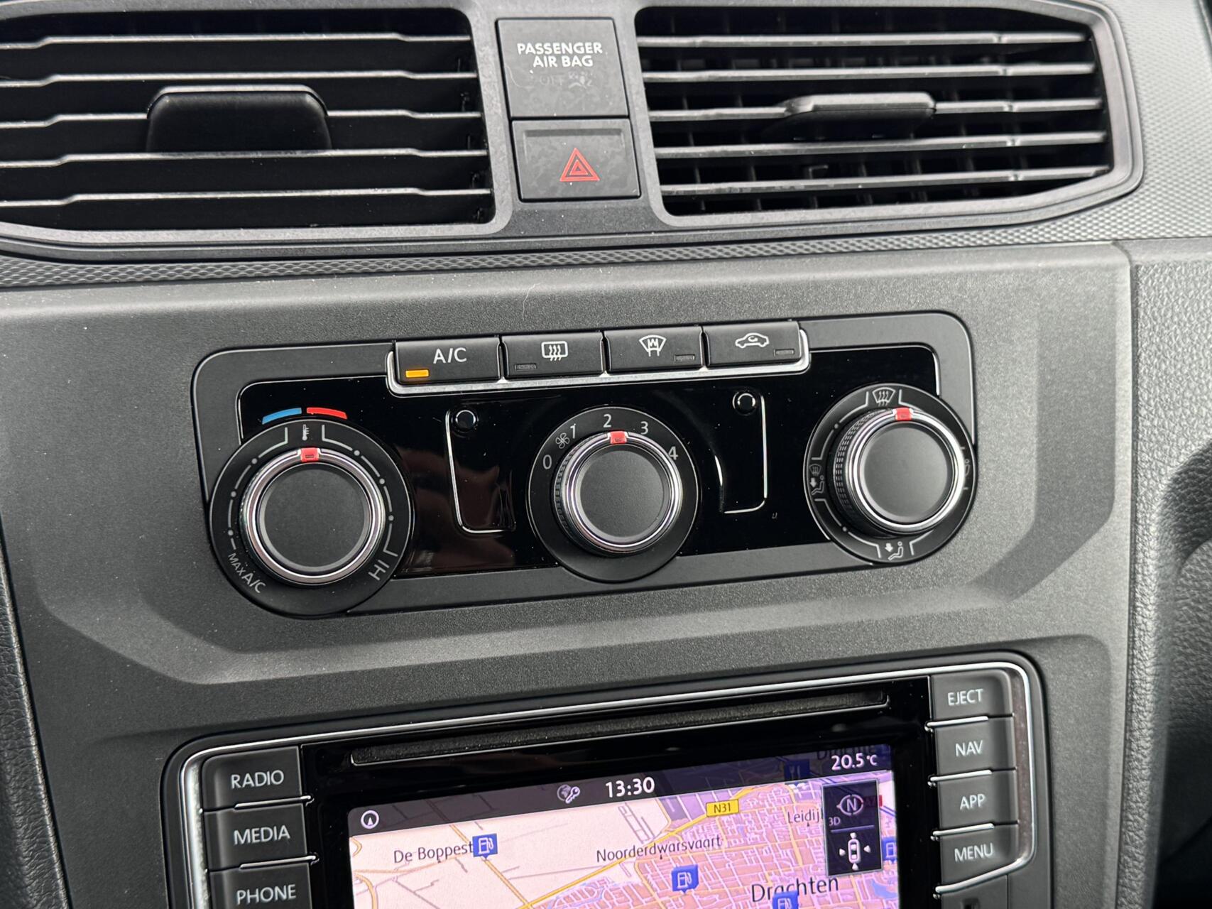 Foto van Volkswagen Caddy Modified Partition Wall