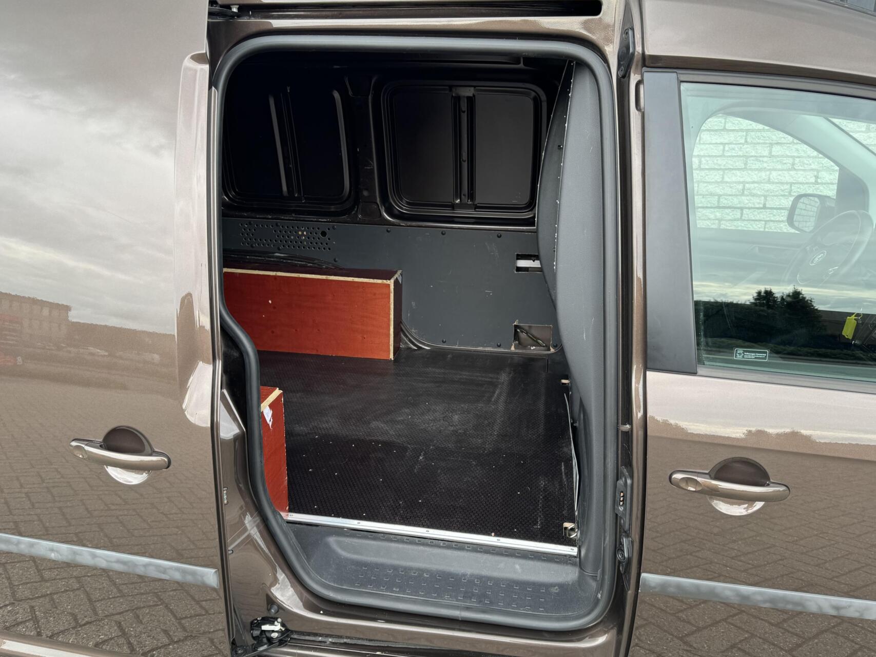 Foto van Volkswagen Caddy Modified Partition Wall