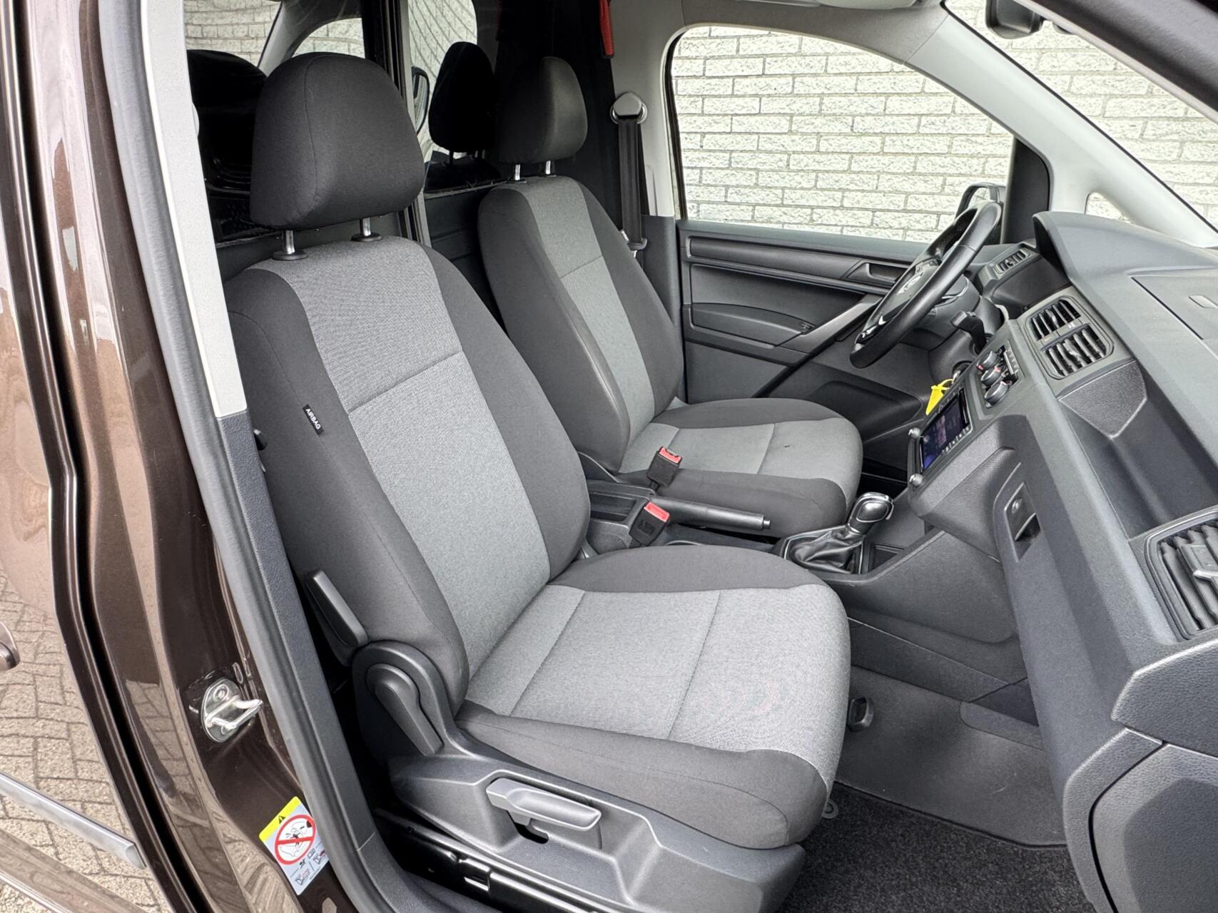 Foto van Volkswagen Caddy Modified Partition Wall