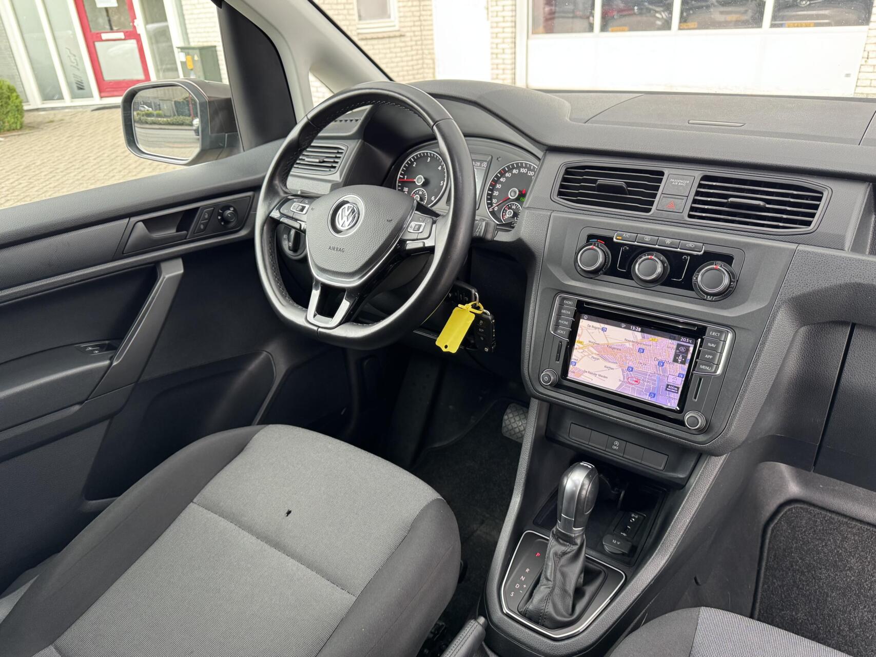Foto van Volkswagen Caddy Modified Partition Wall