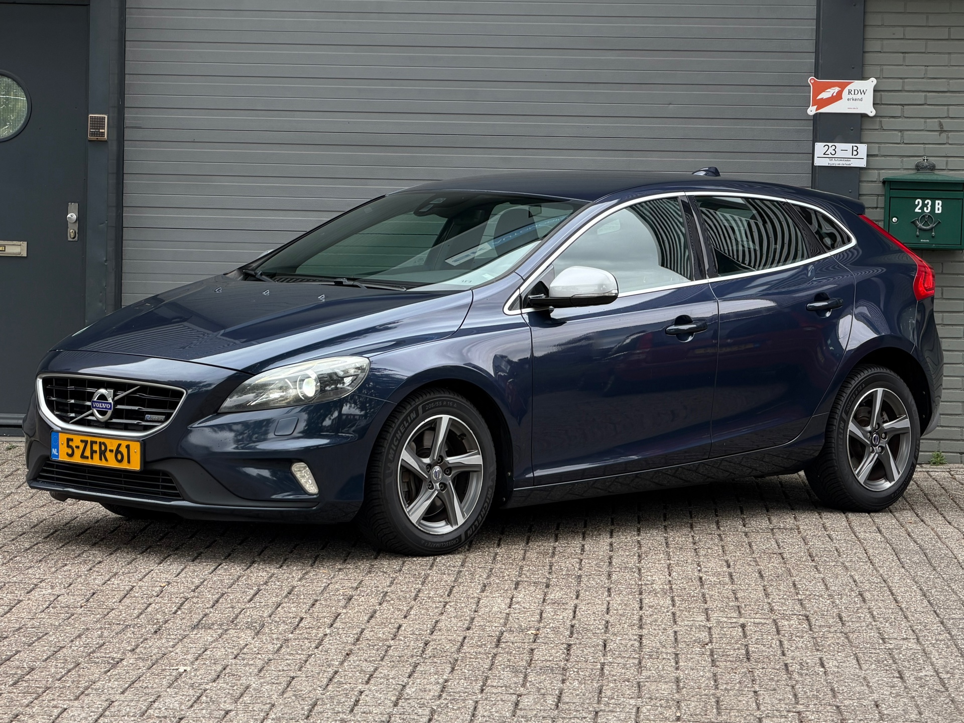 Volvo V40 2.0 D4 R-Design Business 2014 - voorkant