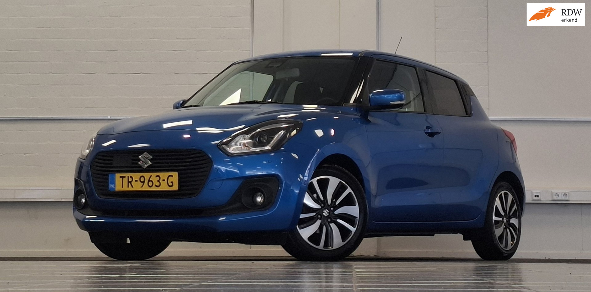 Suzuki Swift 1.0i Stijl Automaat Apple Carplay/Android Auto Parkeerhulp Mooi! 2018 - voorkant