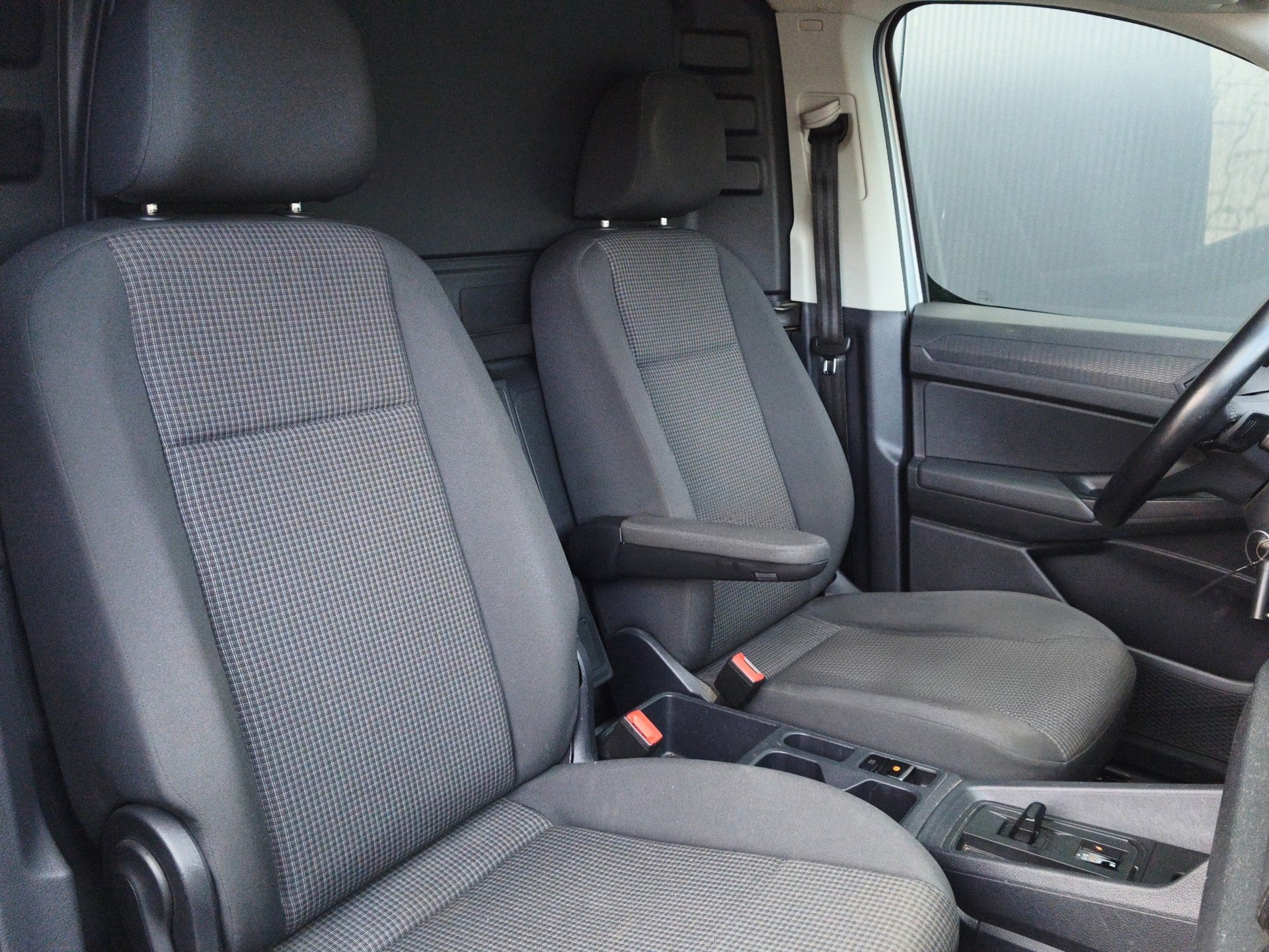 Foto van Volkswagen Caddy Modified Partition Wall