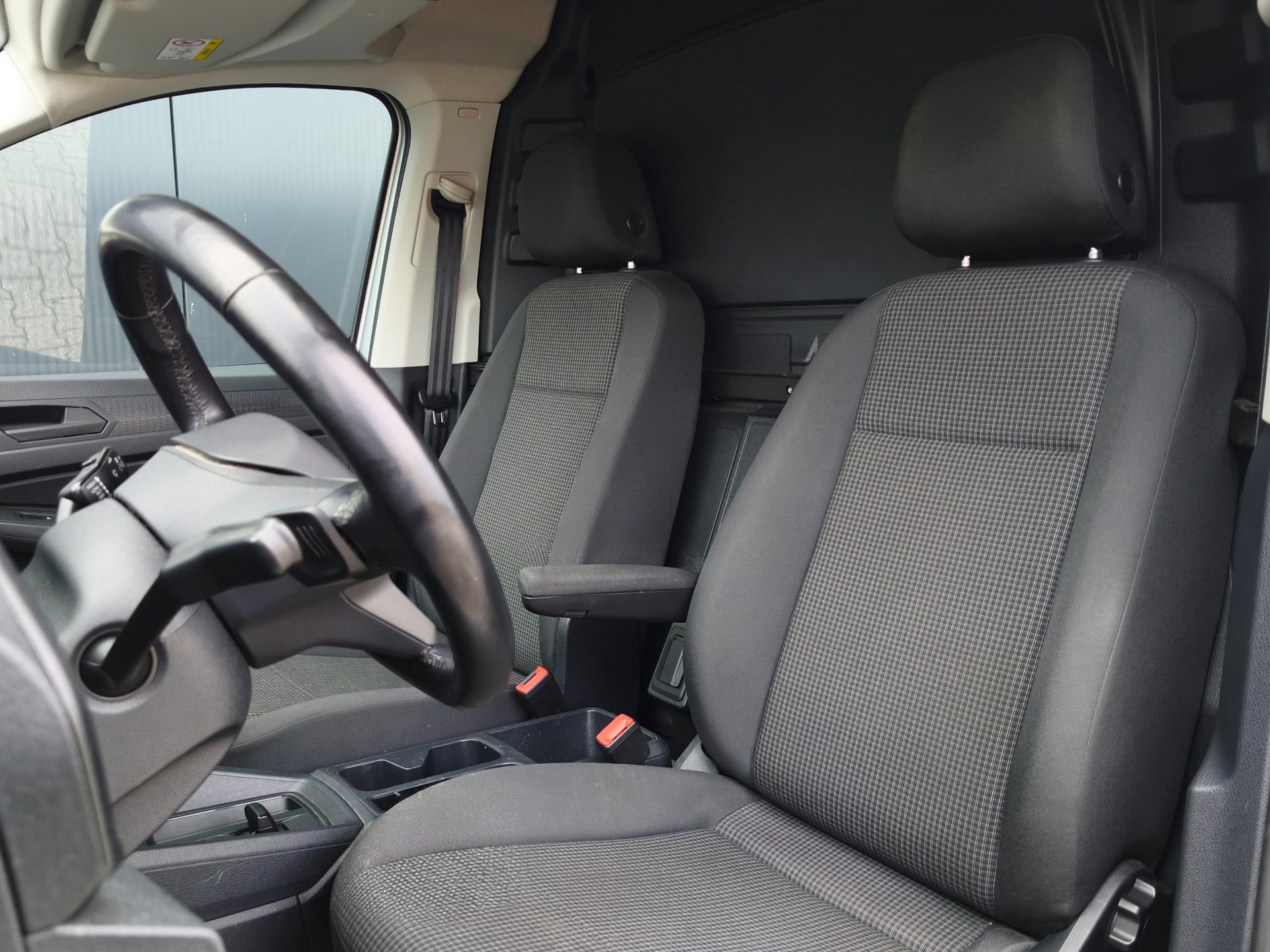 Foto van Volkswagen Caddy Modified Partition Wall