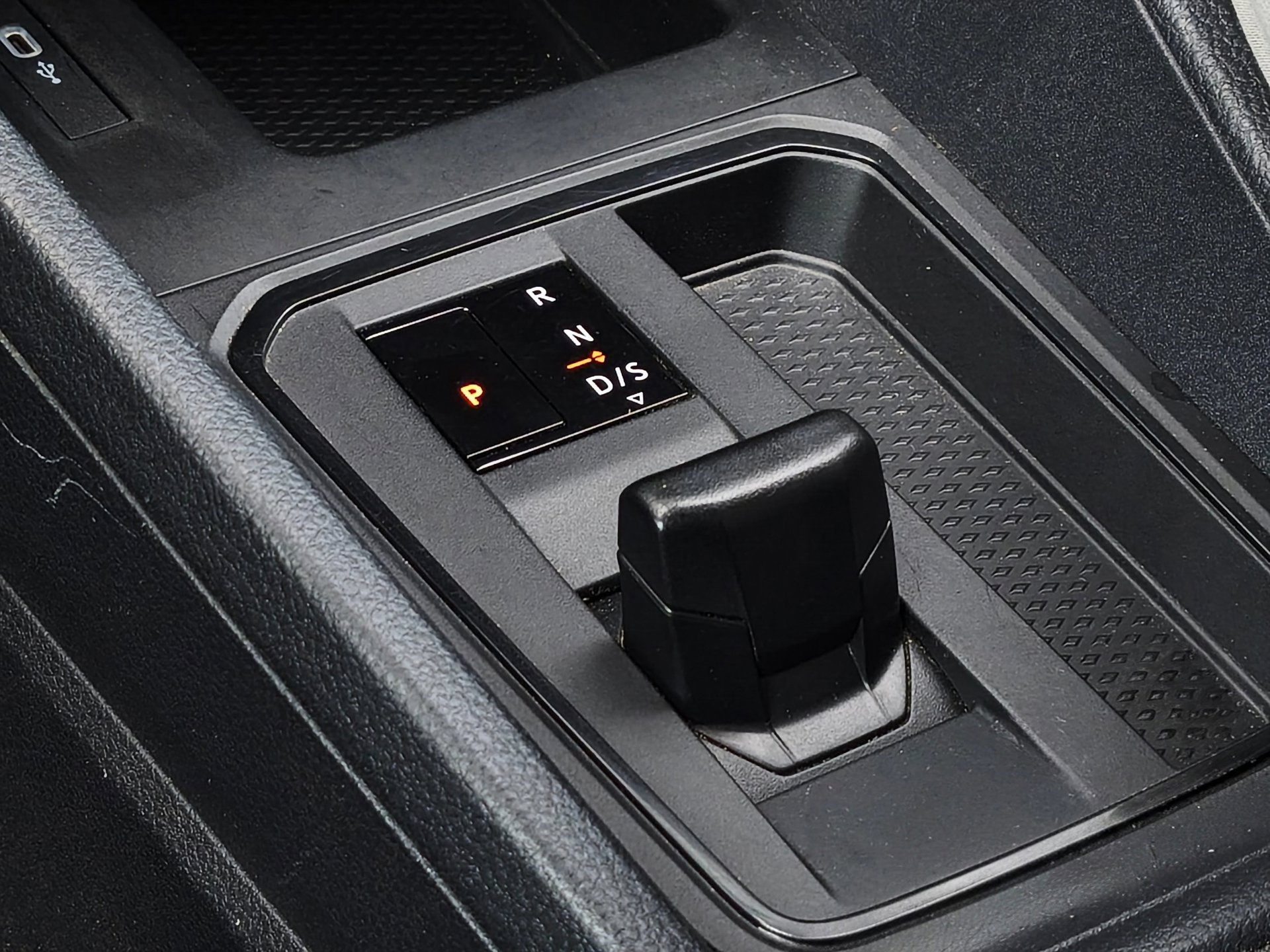 Foto van Volkswagen Caddy Modified Partition Wall