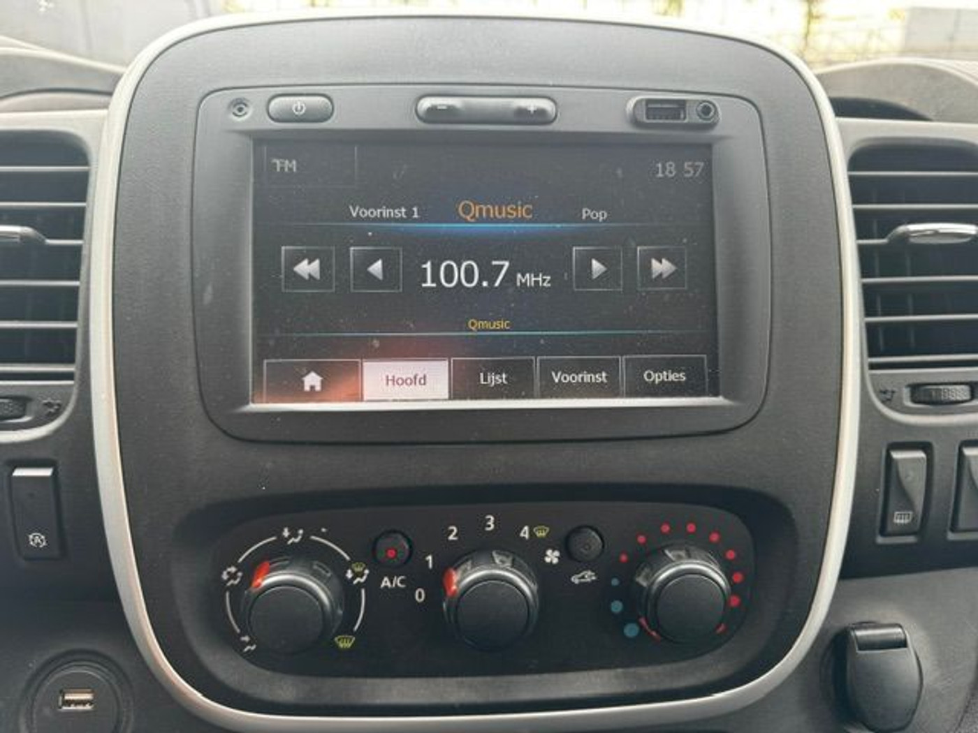 Foto van Opel Vivaro-b