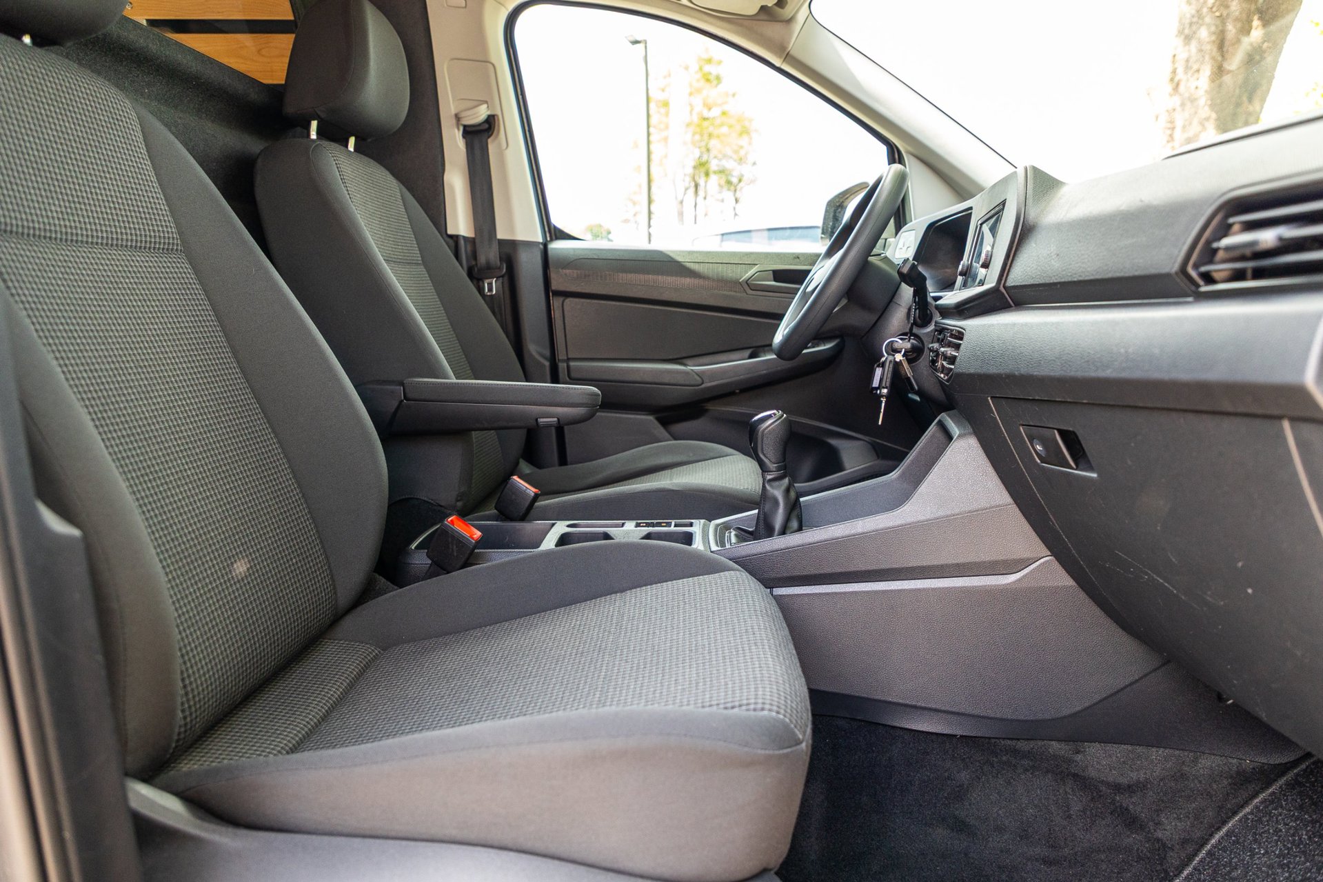 Foto van Volkswagen Caddy Modified Partition Wall