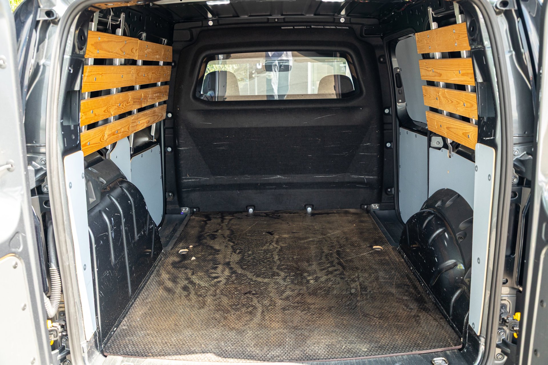 Foto van Volkswagen Caddy Modified Partition Wall