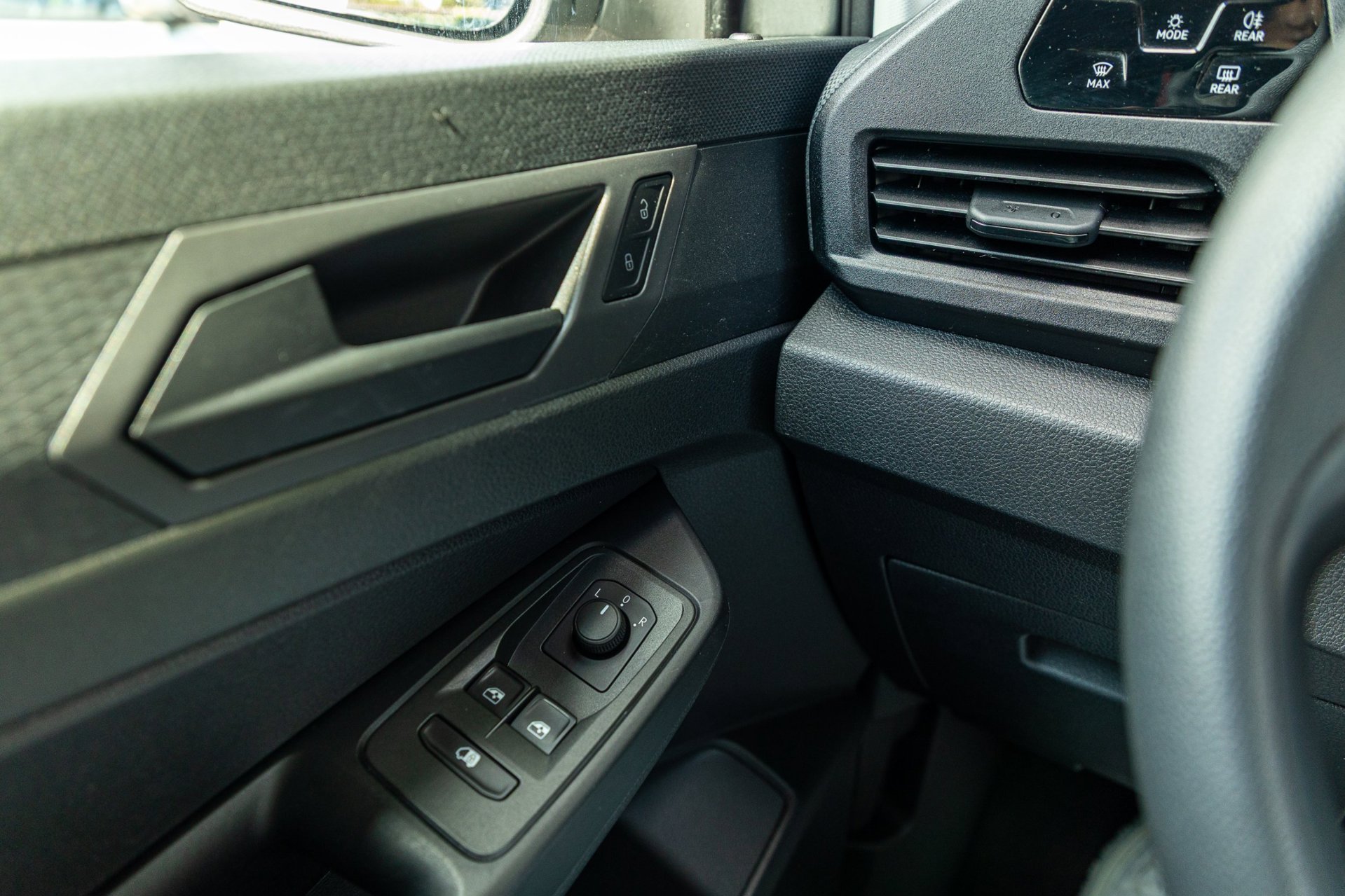 Foto van Volkswagen Caddy Modified Partition Wall