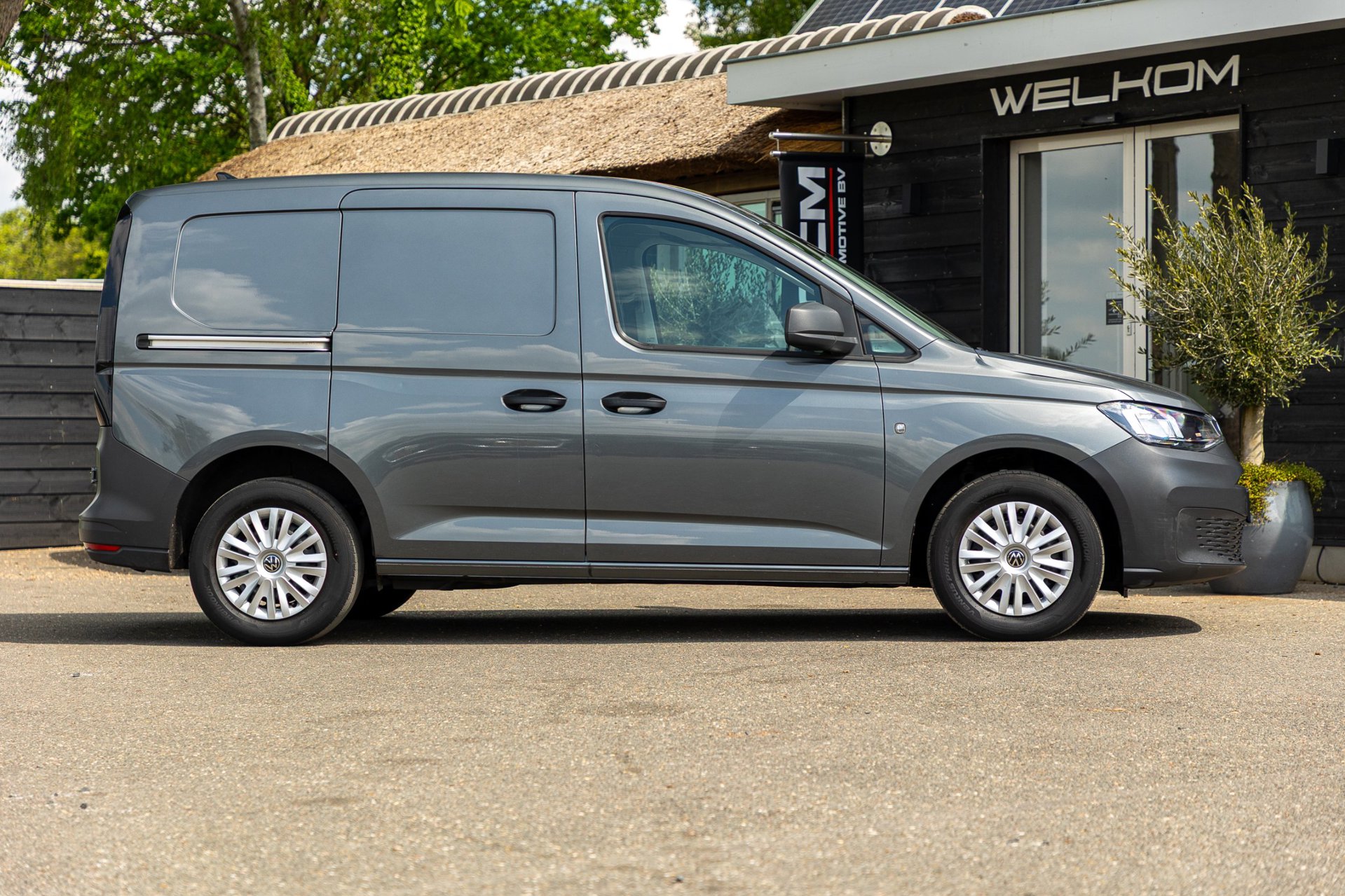 Foto van Volkswagen Caddy Modified Partition Wall