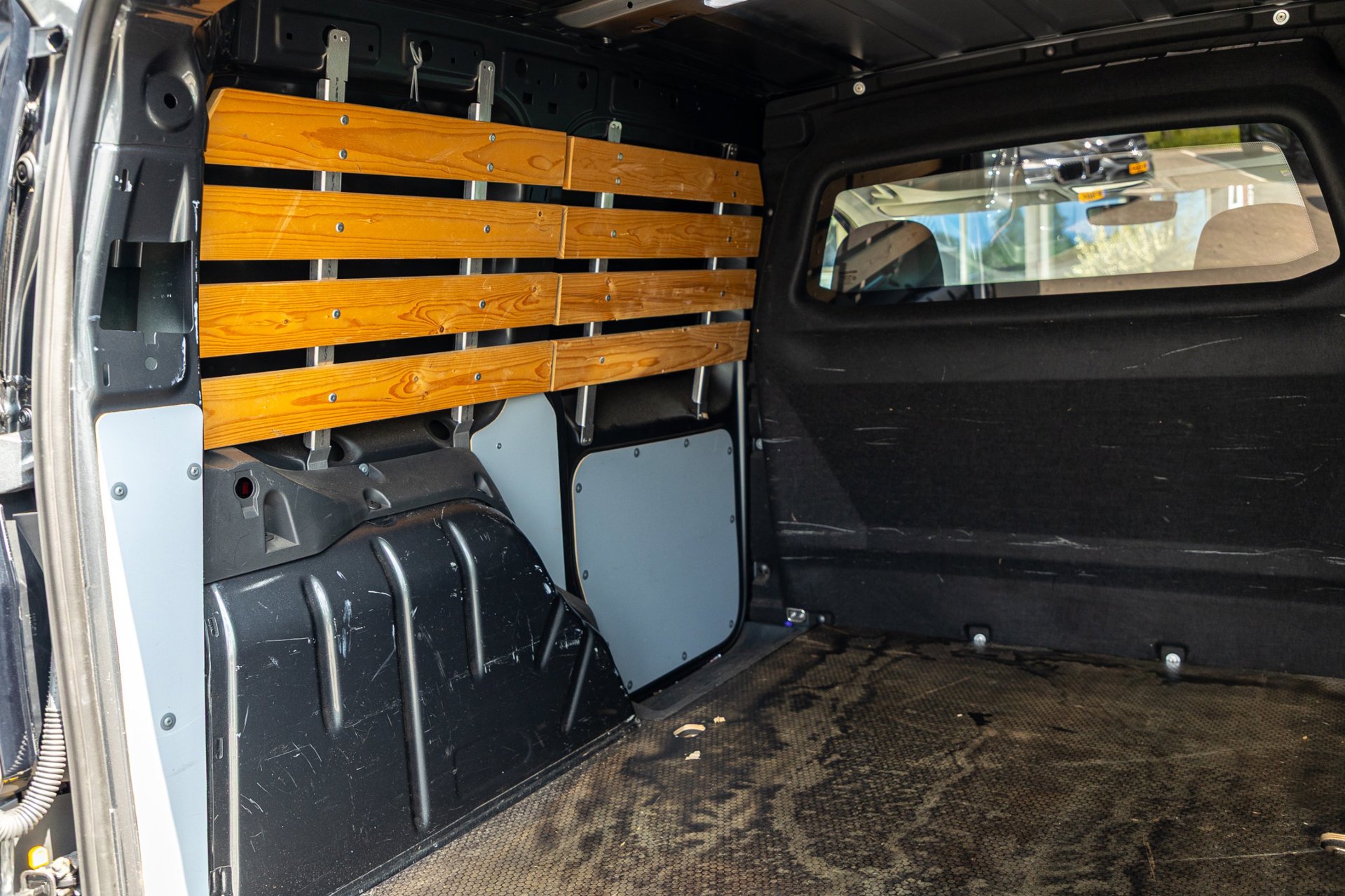 Foto van Volkswagen Caddy Modified Partition Wall
