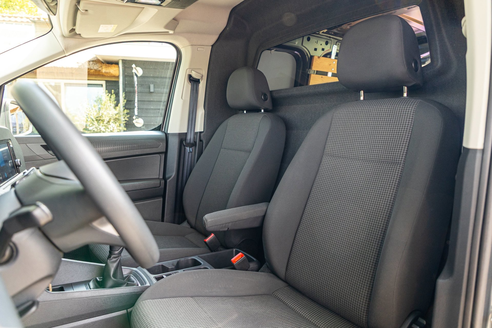 Foto van Volkswagen Caddy Modified Partition Wall