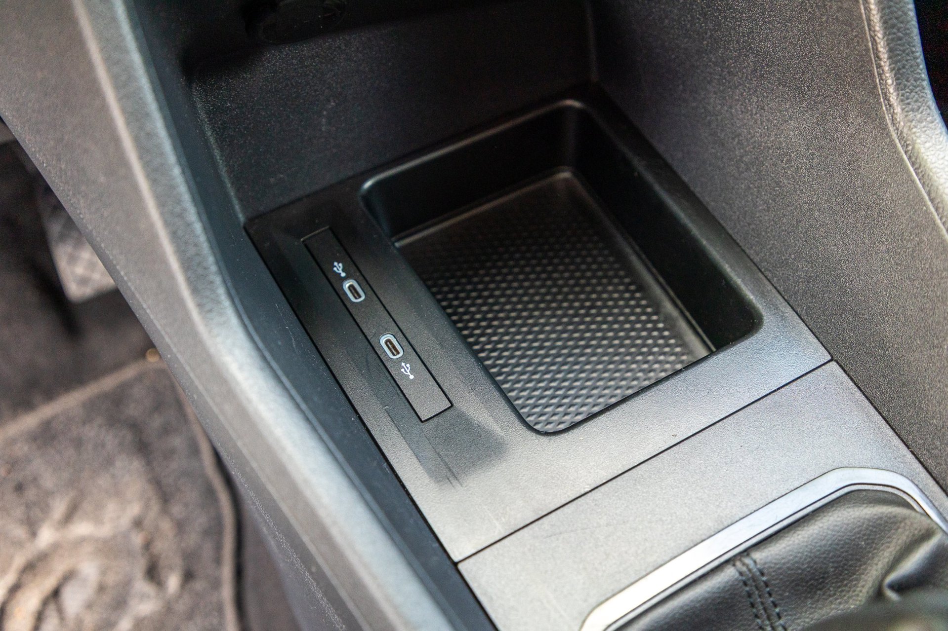 Foto van Volkswagen Caddy Modified Partition Wall