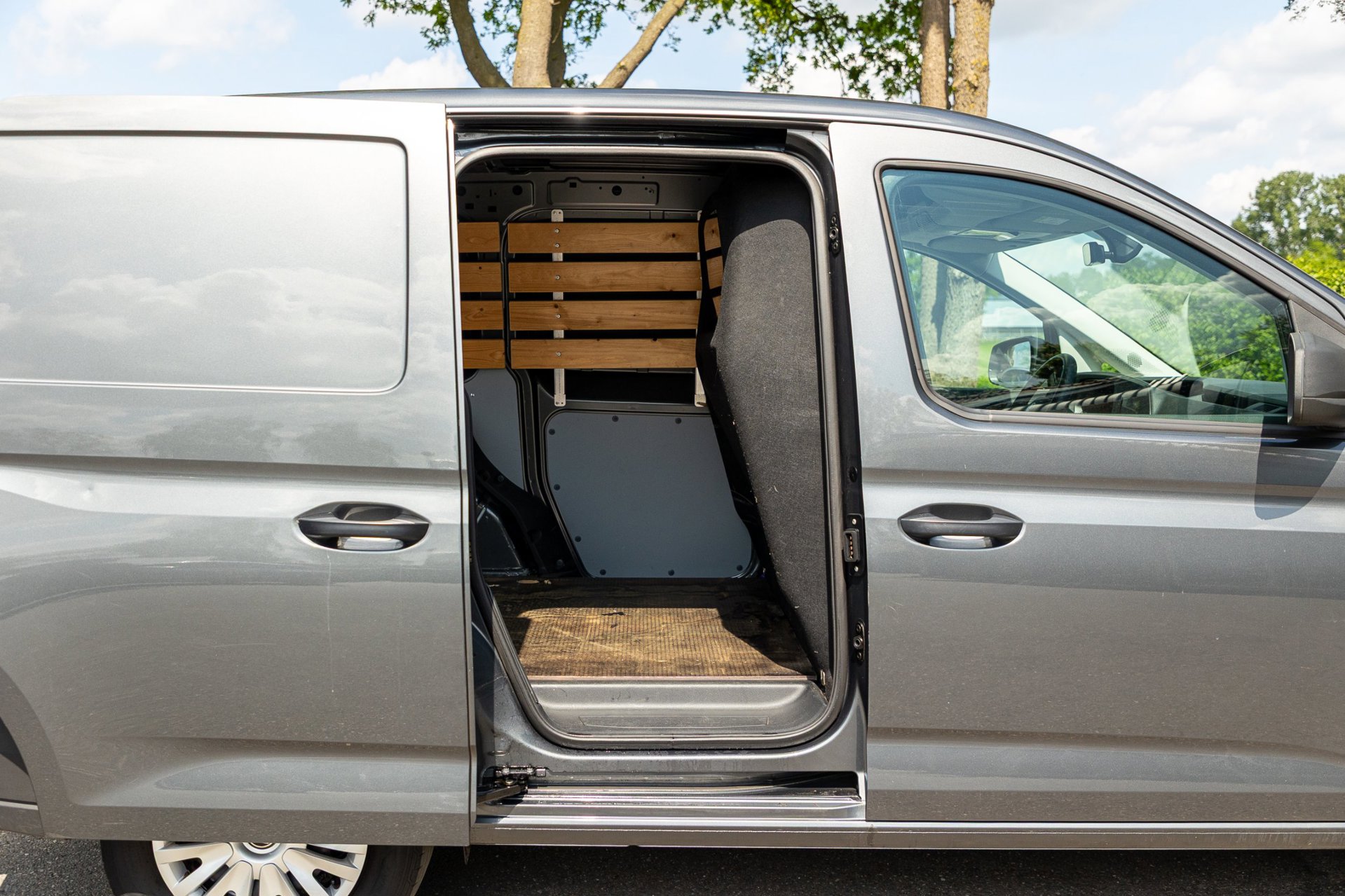 Foto van Volkswagen Caddy Modified Partition Wall
