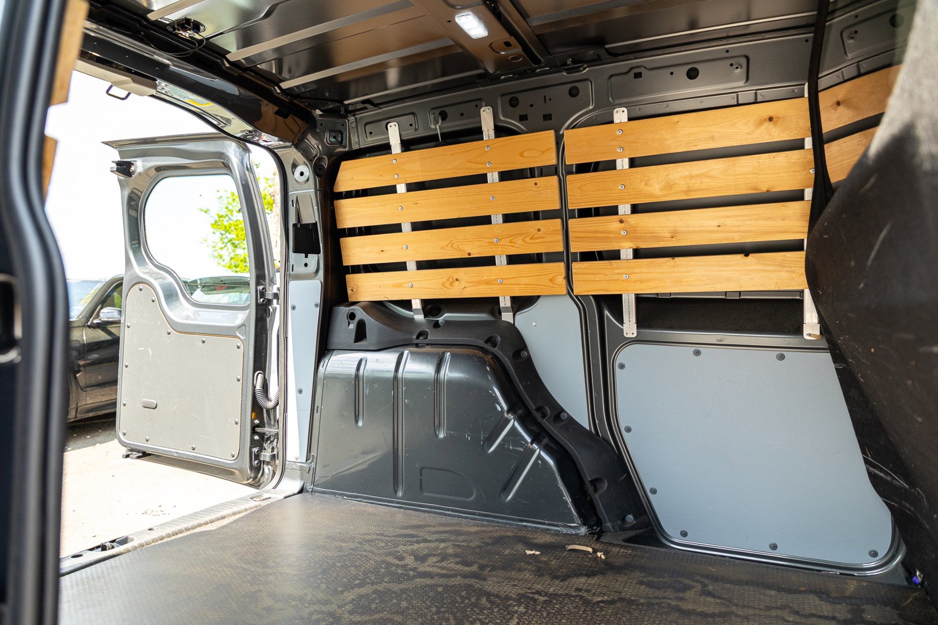 Foto van Volkswagen Caddy Modified Partition Wall