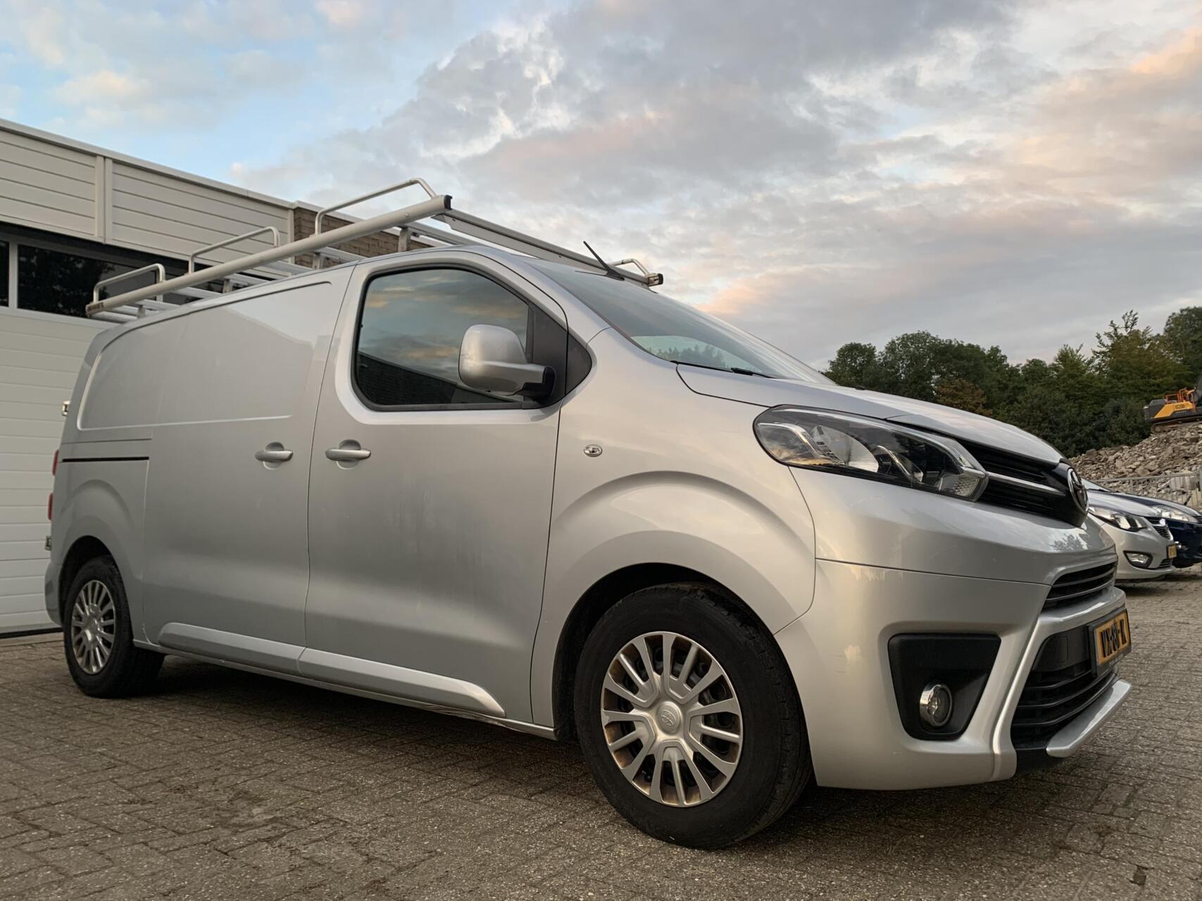 Toyota Proace 1.6 D-4D Professional Navi Airco Trekhaak Cruise Control 2016 - voorkant