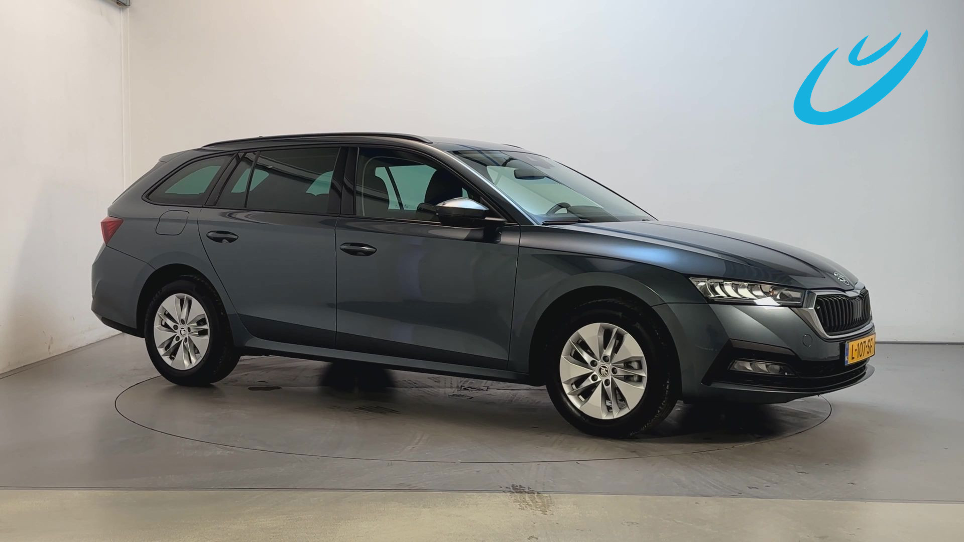 Skoda Octavia 1.0 TSI 110PK Business Edition Sfeerverlichting Virtual Cockpit Parkeersensoren 2021 - voorkant