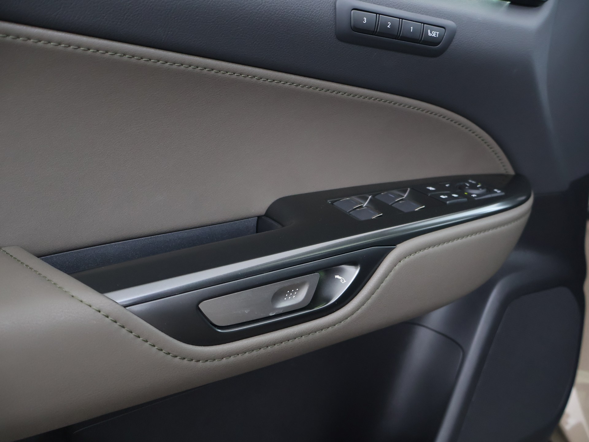 Foto van Lexus Lexus Nx450h+