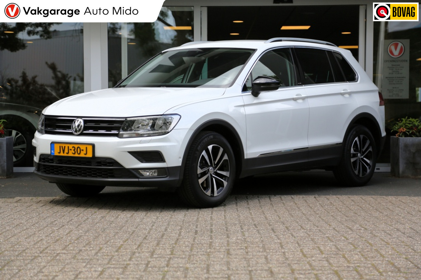 Volkswagen Tiguan 1.5 TSI ACT Automaat Comfortline | Trekhaak | Winterbanden set 2019 - voorkant