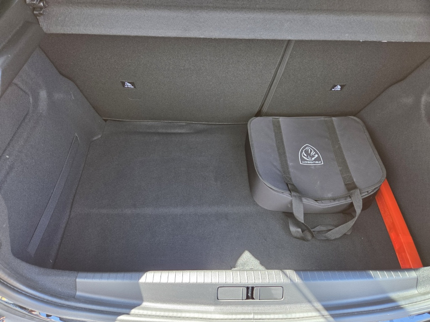 Foto van Peugeot E-208