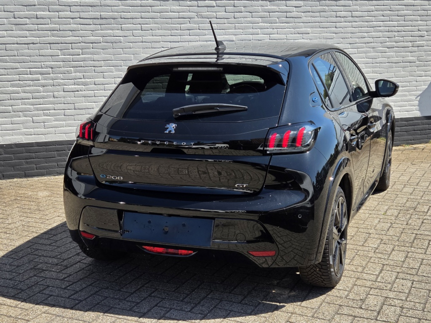 Foto van Peugeot E-208