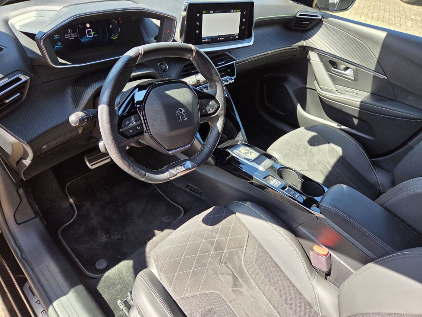 Foto van Peugeot E-208
