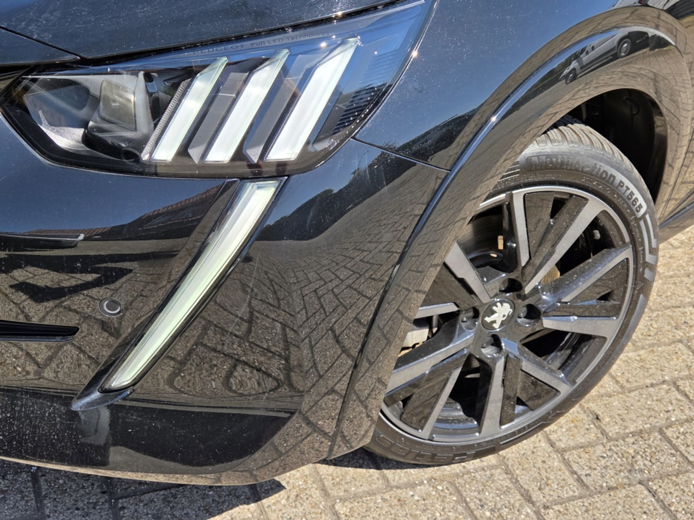 Foto van Peugeot E-208