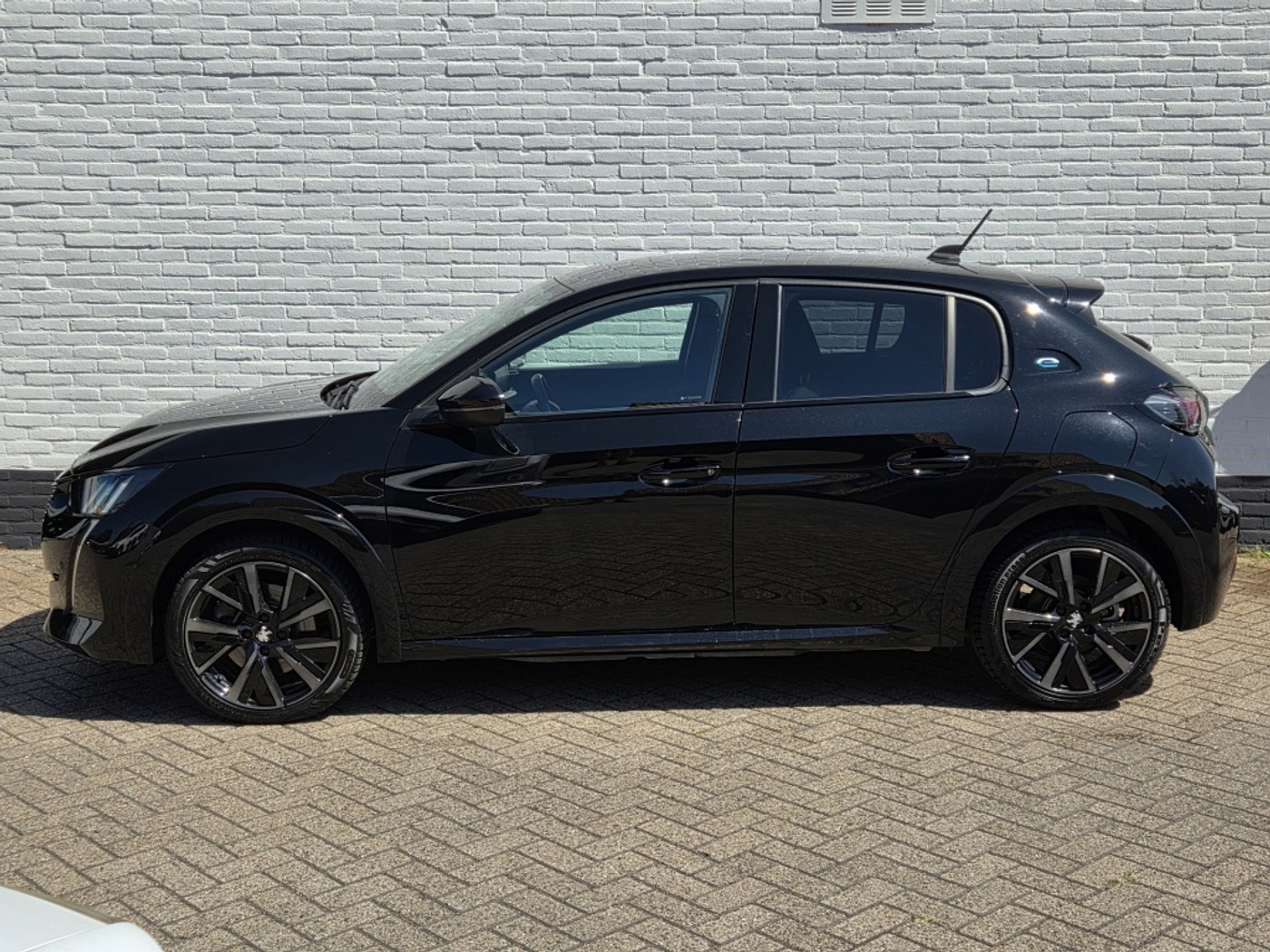 Foto van Peugeot E-208