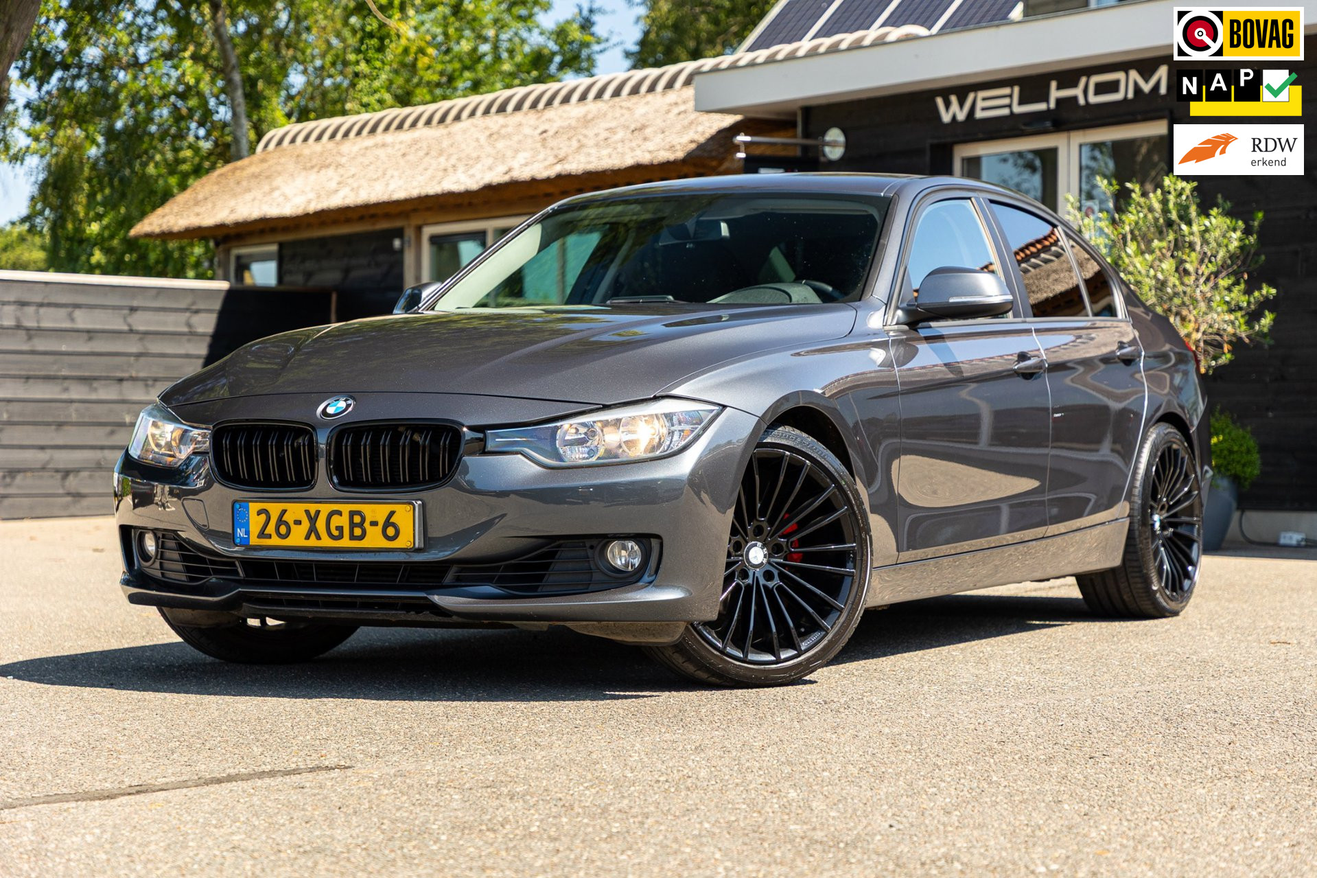 BMW 3er Reihe 320i Executive Automaat I 19 Inch I Cruise I Airco I Parkeersensoren I Bluetooth I Navigatie I NL Auto I NAP 2012 - voorkant