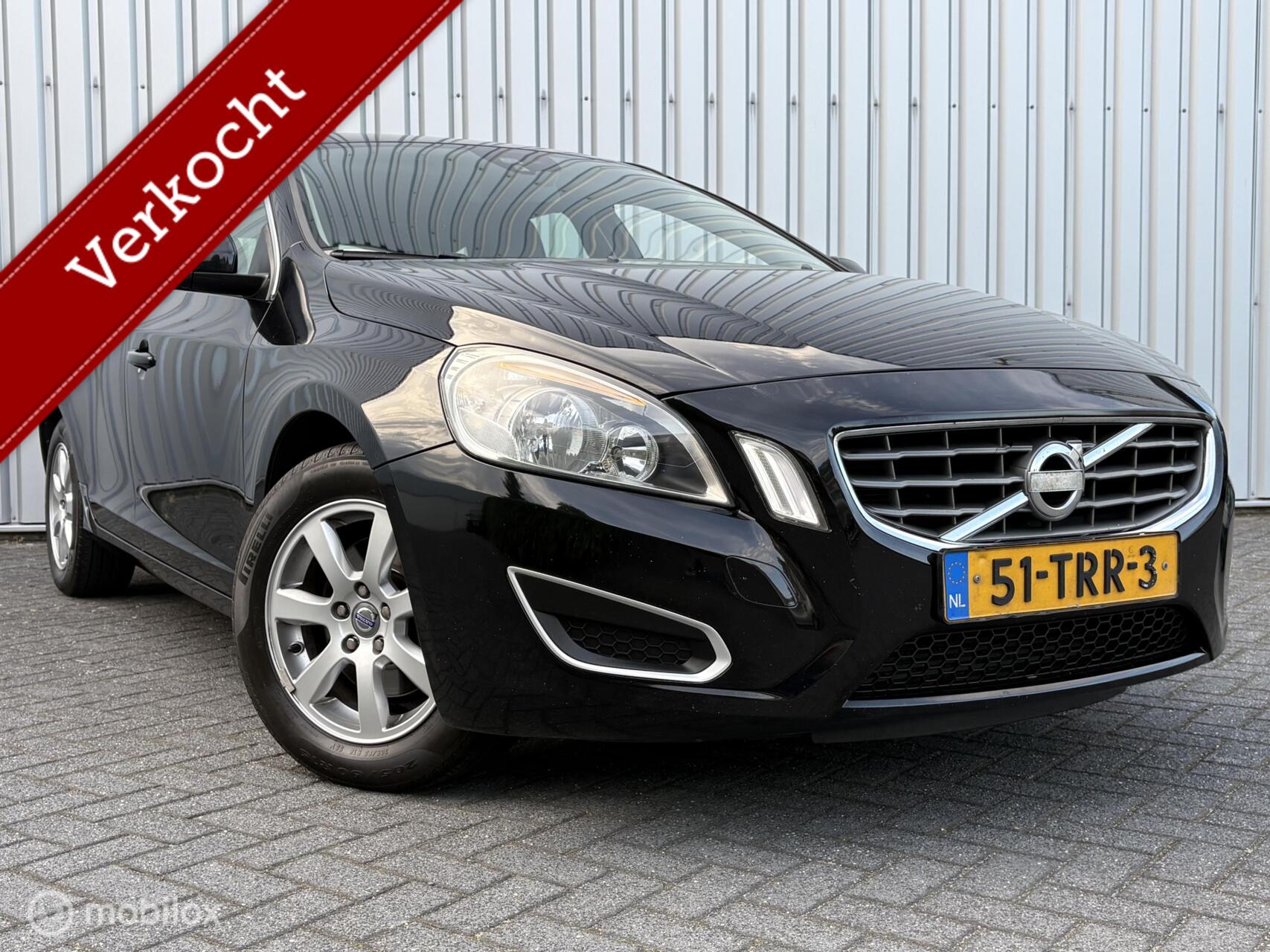 Volvo V60 1.6 T3 Momentum | Leder | NAP | Trekhaak | Navi | Volledige onderhoudshistorie | 2012 - voorkant