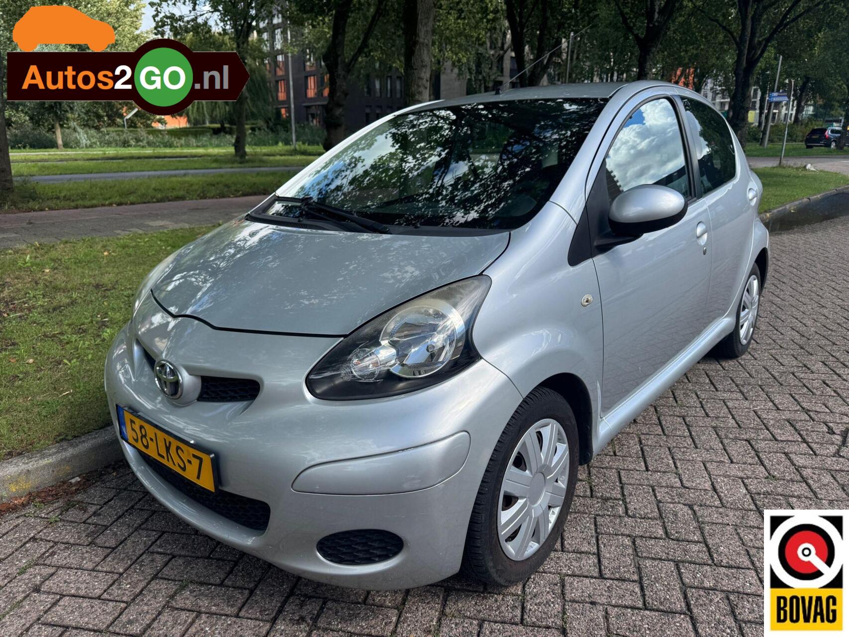 Toyota Toyota Aygo 1.0-12V Aspiration Red 2010 - voorkant