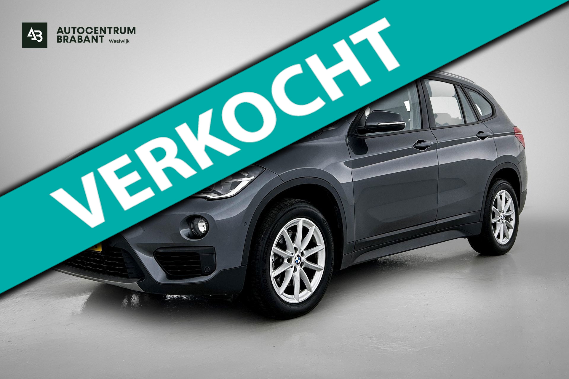 BMW X1 SDrive18i Centennial High Executive (NAVIGATIE, PARKEERSENSOREN, STOELVERWARMING, LED) 2016 - voorkant