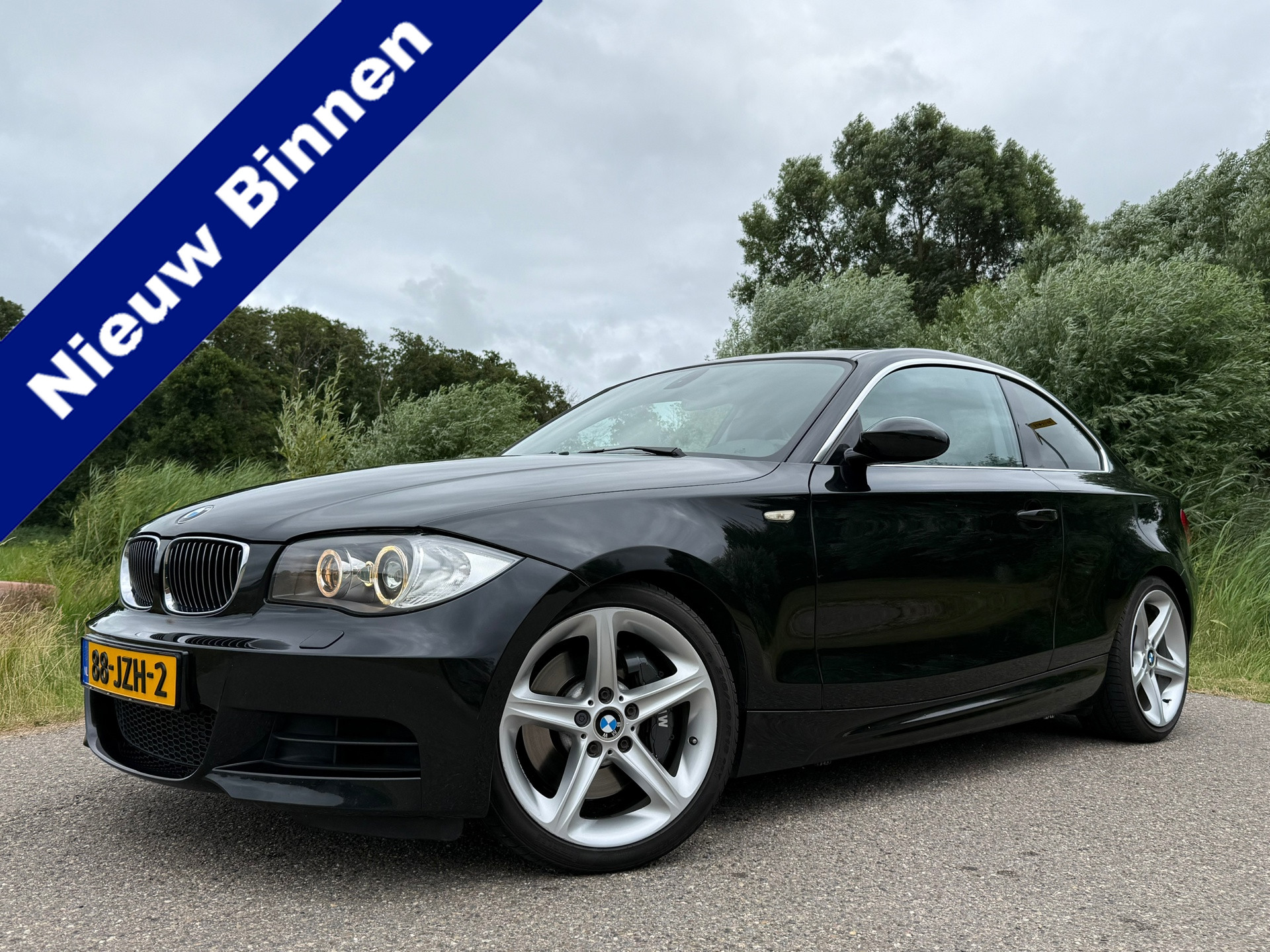 BMW 1er Reihe 135i High Executive | Origineel NL | Handgeschakeld | 18" Velgen | Stoelverwarming | Clima | Navi | PDC | Cruise 2009 - voorkant