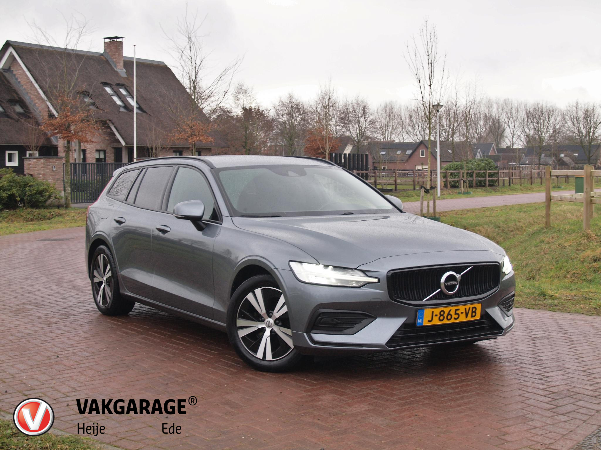 Volvo V60 2.0 B3 Momentum Advantage 2020 - voorkant