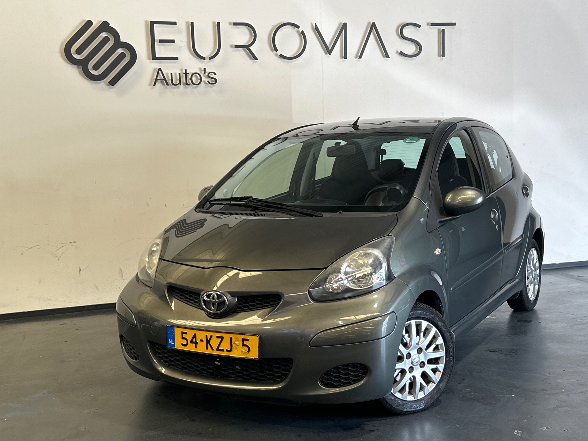 Toyota Toyota Aygo 1.0-12V Aspiration Green Airco | Nieuw apk | 5deurs | Dealer onderhouden 2010 - voorkant
