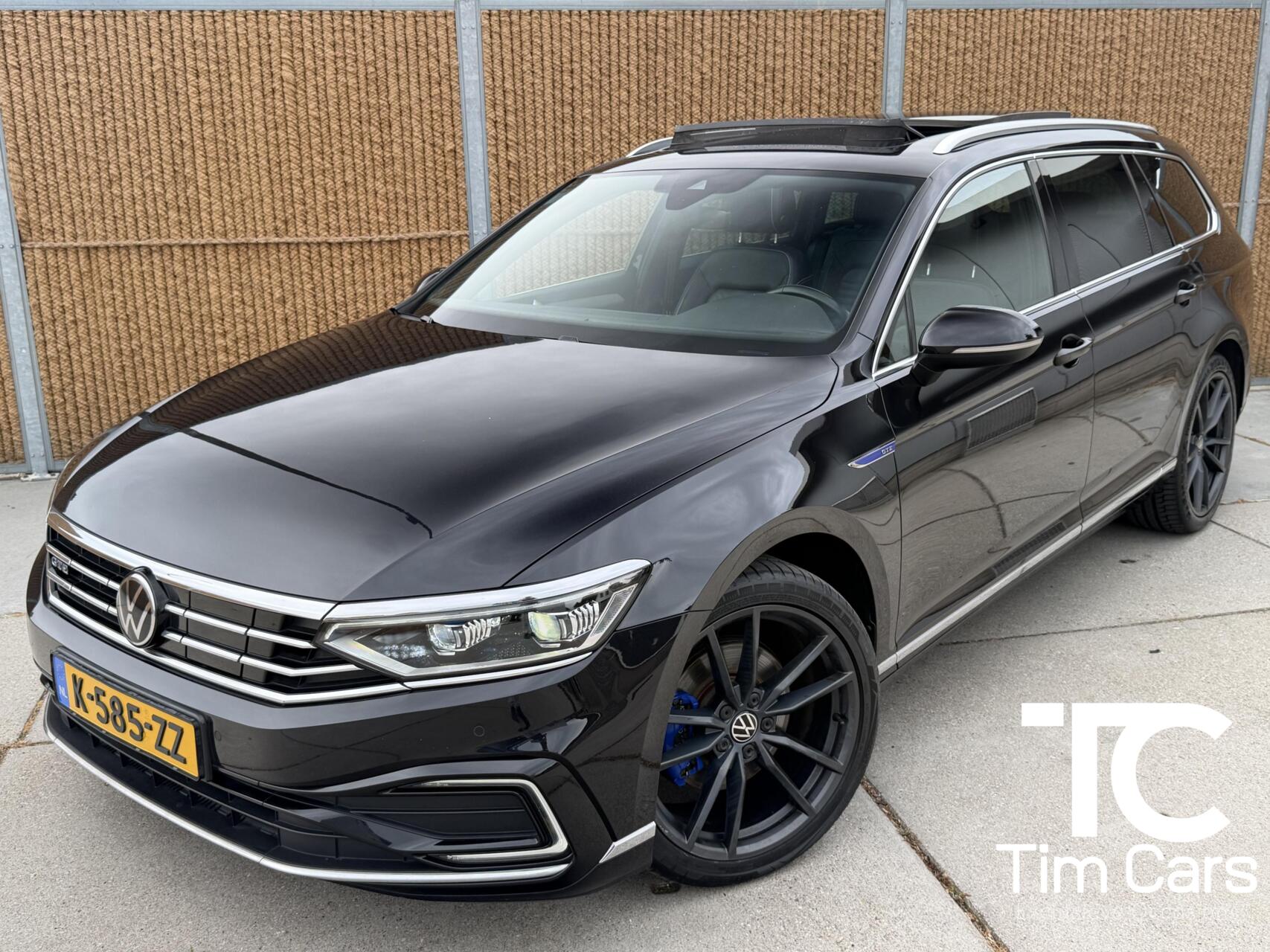 Volkswagen Passat 1.4 TSI PHEV GTE Business Automaat | Leren bekleding | Panoramadak | Elektrisch verstelbare voorstoelen | Trekhaak uitklapbaar | Stoelverwarming | Adaptieve cruise control | Achteruitrijcamera 2021 - voorkant