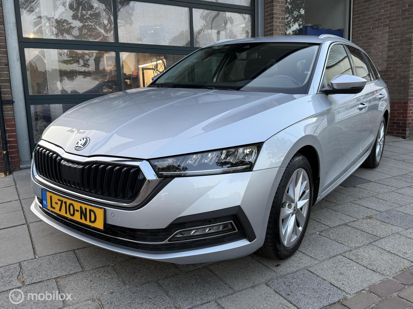 Skoda Octavia 1.0 e-TSI Ambition | Trekhaak | CarPlay 2021 - voorkant