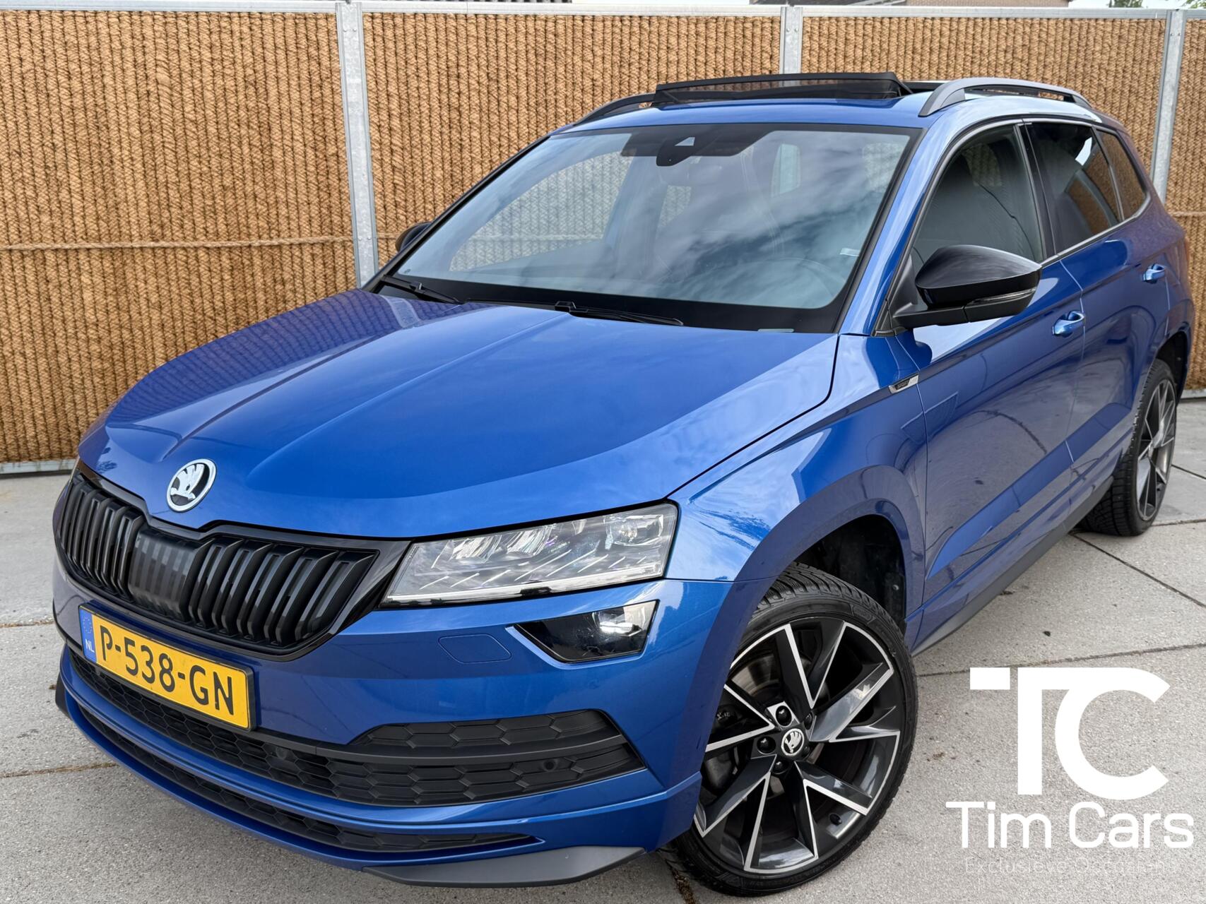 Skoda Karoq 1.5 TSI ACT Sportline Business Automaat Panoramadak | Trekhaak uitklapbaar | Adaptieve cruise control | Stoelverwarming | Climate control | LED verlichting | Canton audio | Apple CarPlay/Android Auto | Achteruitrijcamera 2022 - voorkant