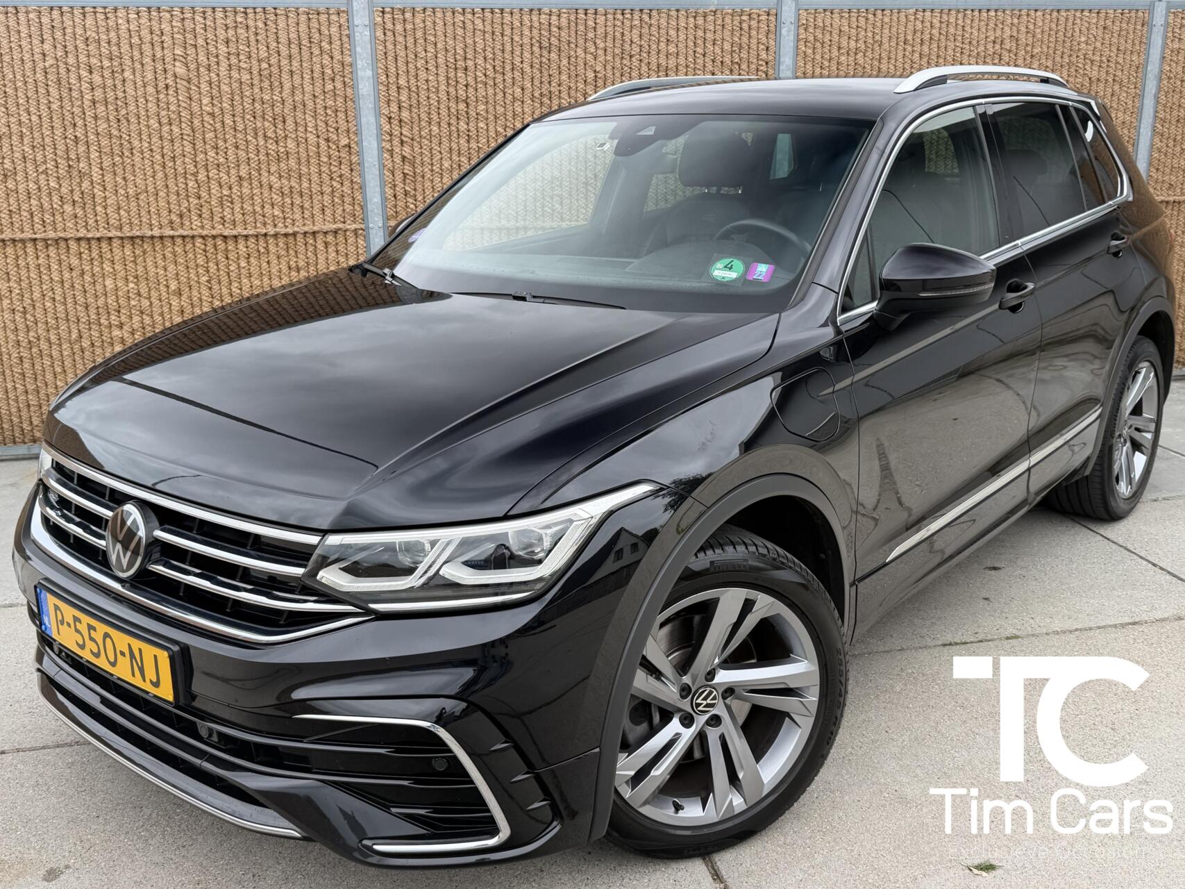 Volkswagen Tiguan 1.4 TSI eHybrid R-Line Business+ Trekhaak uitklapbaar | LED IQ. Light | Getint glas | Achteruitrijcamera | Parkeersensoren voor en achter | Navigatiesysteem | Apple CarPlay/Android Auto | Cruise control adaptief 2022 - voorkant