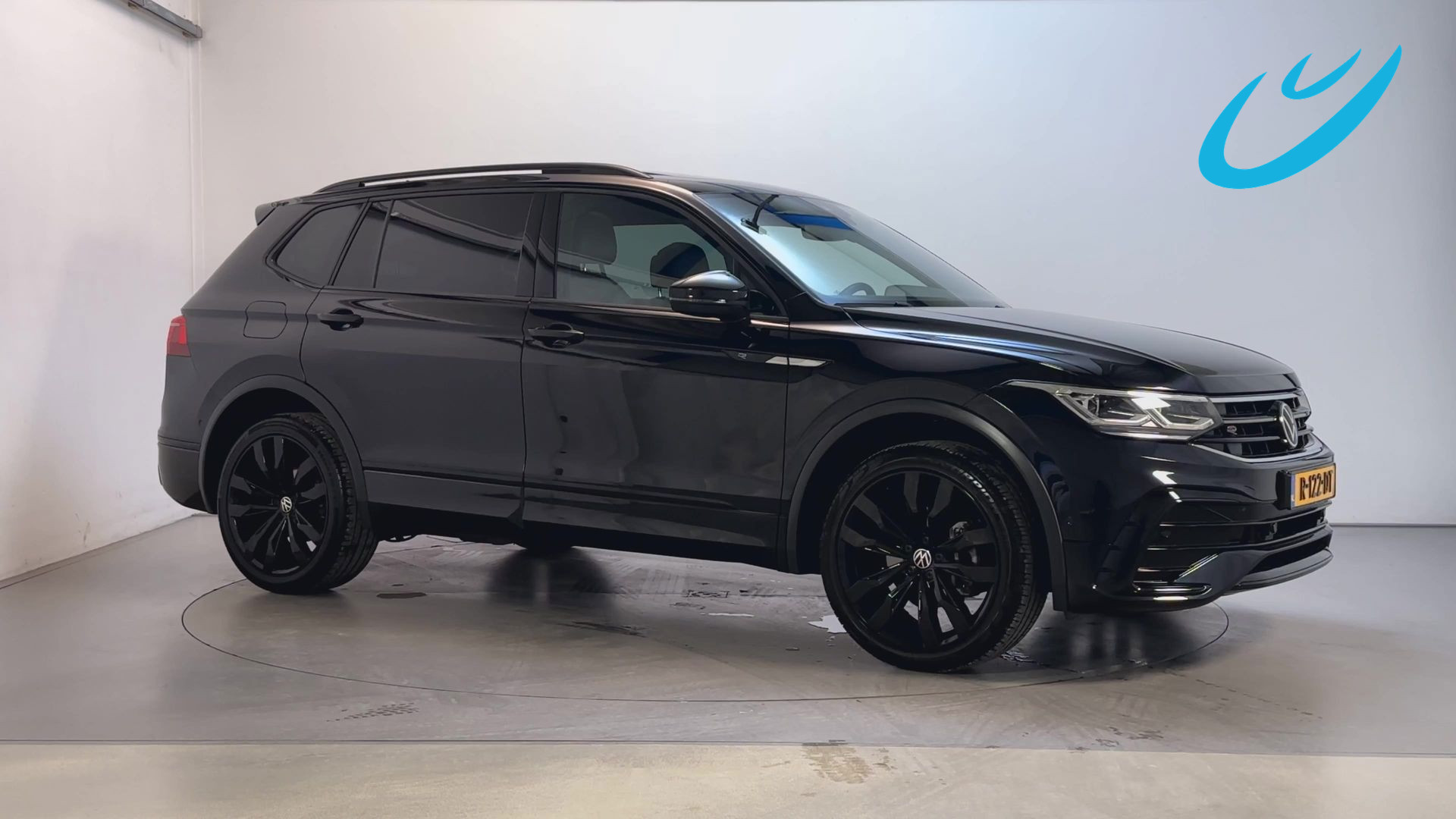Volkswagen Tiguan 1.5 TSI R-Line Business+ 7p. LED Panoramadak Camera Stoelverwarming DAB+ 2022 - voorkant