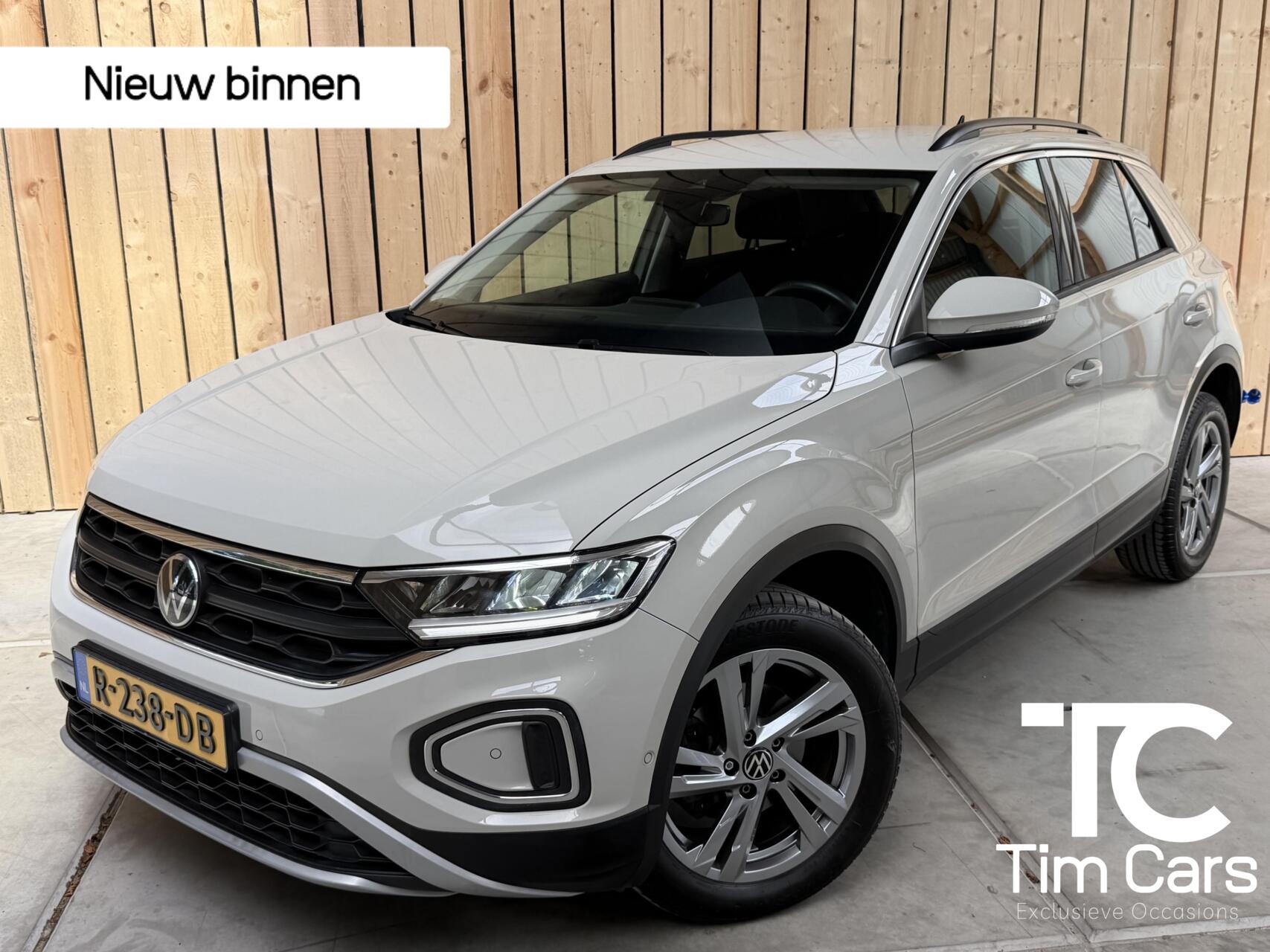 Volkswagen T-roc 1.0 TSI Life 75 Edition Apple CarPlay/Android Auto | Airconditioning | Cruise control adaptief | LED koplampen | Lichtmetalen velgen | Rijstrooksensor | Getint glas | Achteruitrijcamera 2022 - voorkant