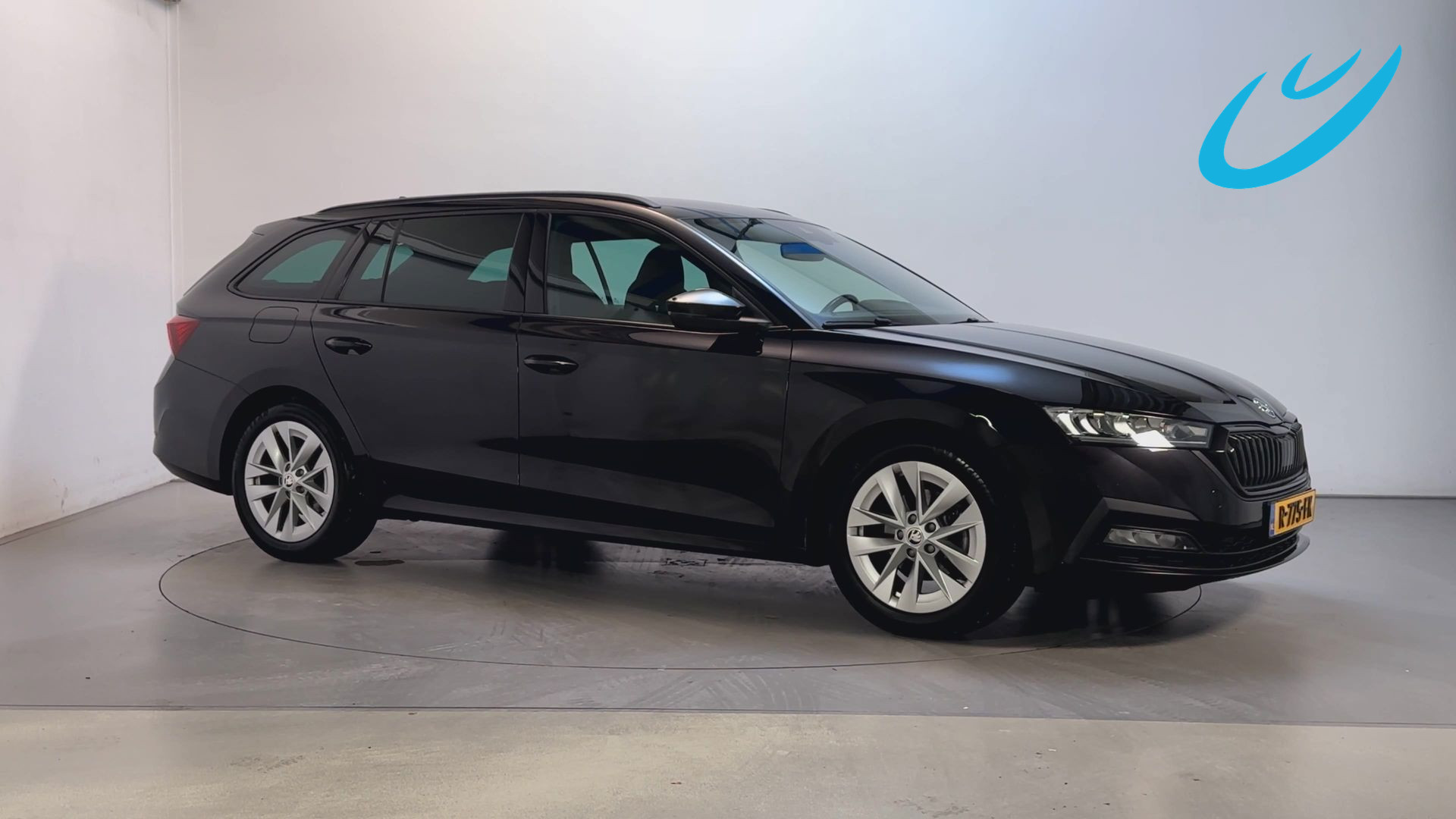 Skoda Octavia 1.0 e-TSI DSG Sport Business Stoelverwarming Trekhaak Sfeerverlichting Navigatie Parkeersensoren 2022 - voorkant