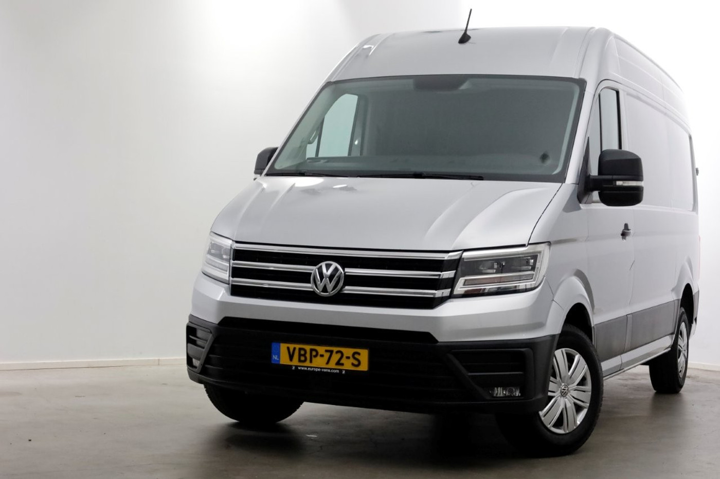 Volkswagen Crafter 35 2.0 TDI 177pk L3H3 (L2H2) DSG-Automaat Highline LED/Navi/Camera 06-2019 2019 - voorkant