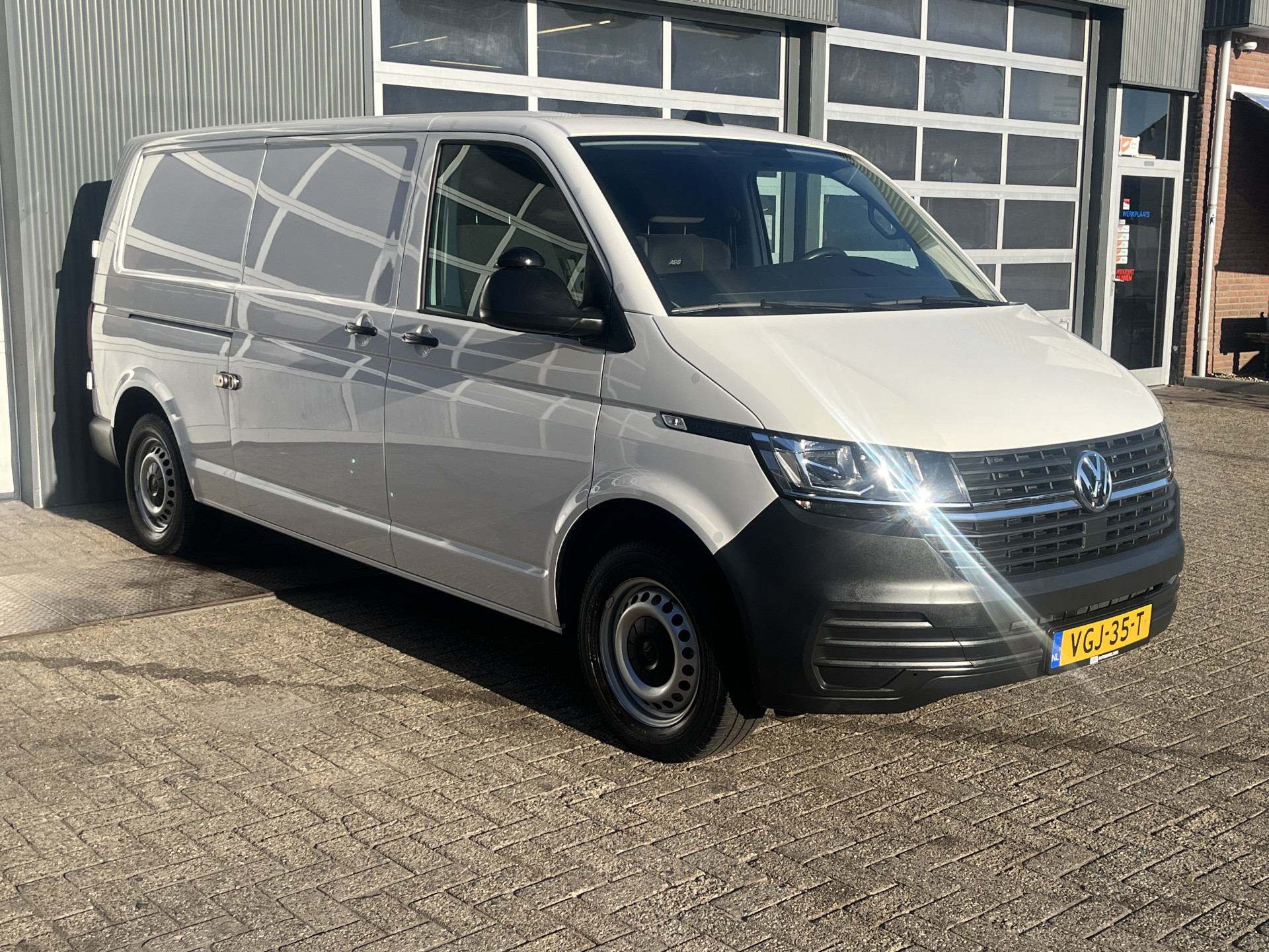 Volkswagen Transporter 2.0 TDI L2H1 2020 - voorkant