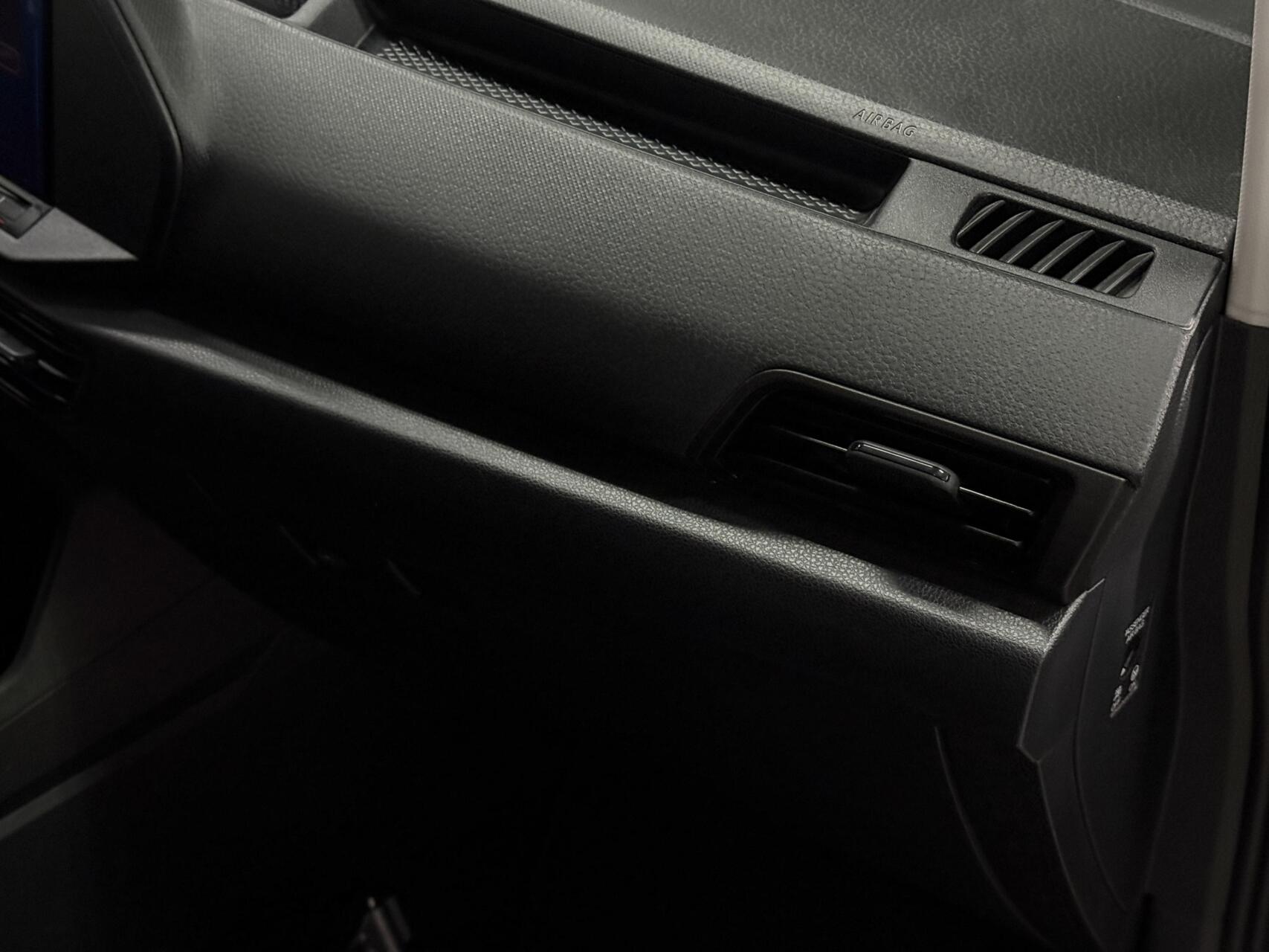 Foto van Volkswagen Caddy Modified Partition Wall