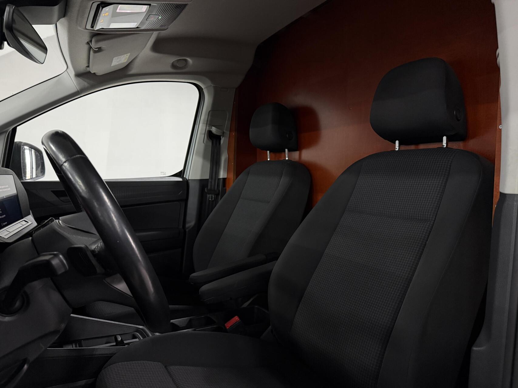 Foto van Volkswagen Caddy Modified Partition Wall